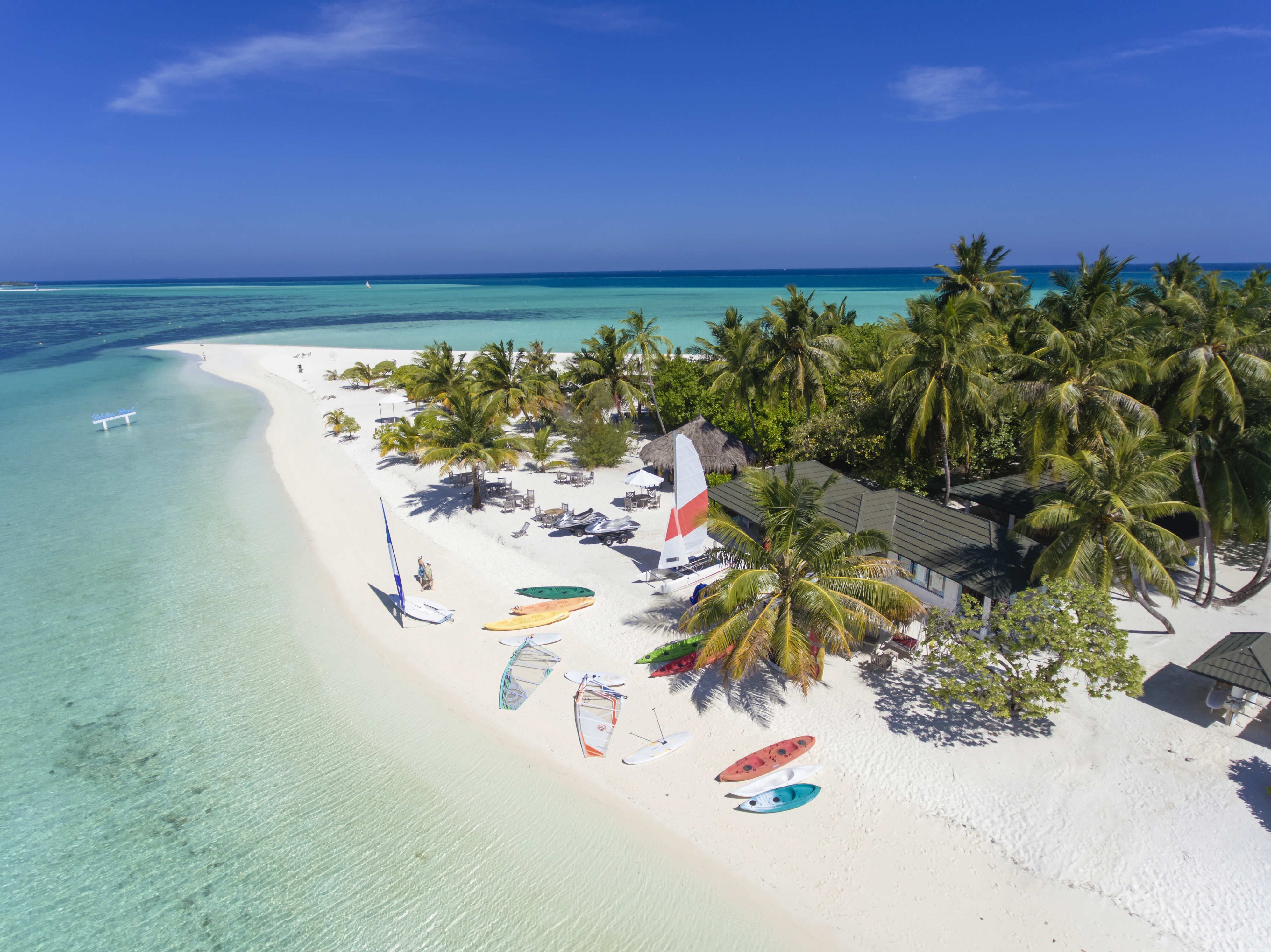 Foto von Holiday Island Resort mit weißer sand Oberfläche