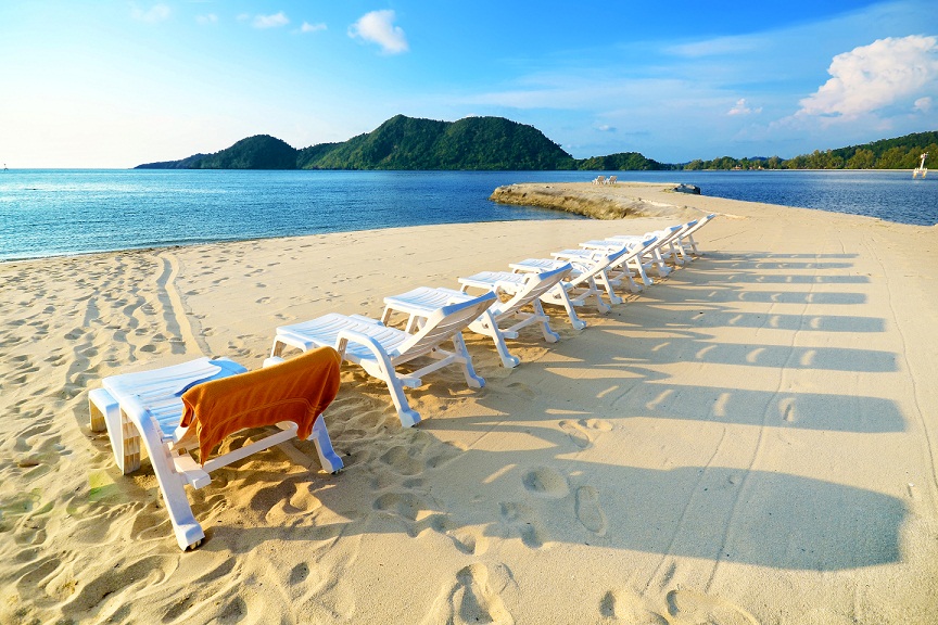 Fotografija Aiyapura Plaža z beli fini pesek površino