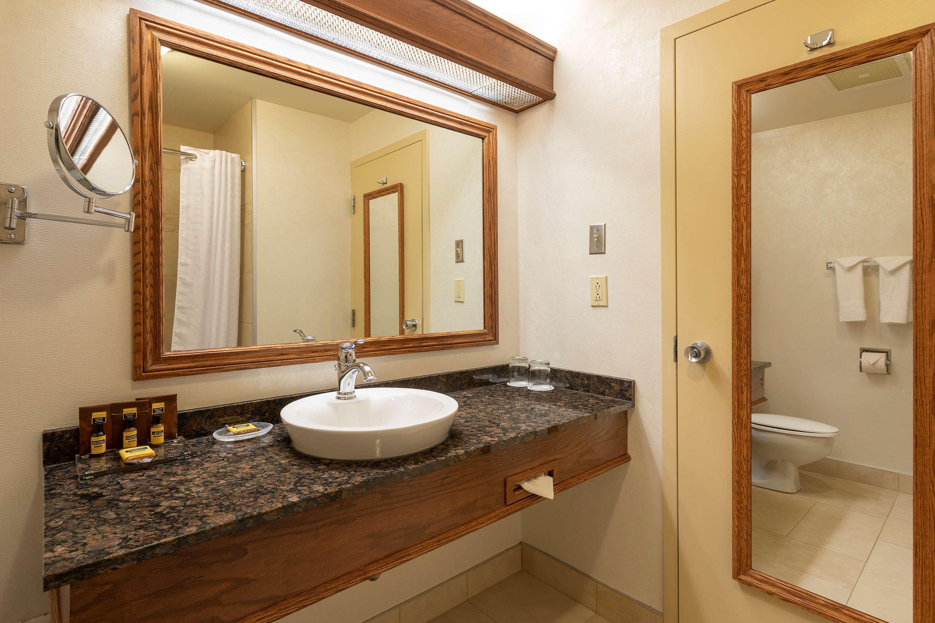 Best Western Plus City Centre/Centre-Ville by null