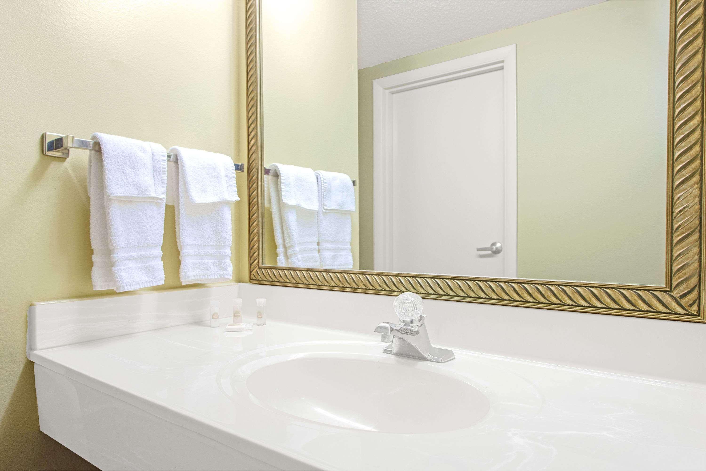Days Inn by Wyndham St. Louis/Westport MO