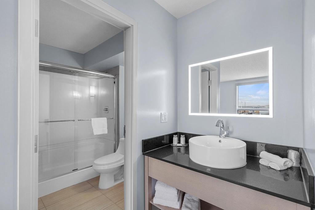 Emerald Hotel & Suites Calgary Airport