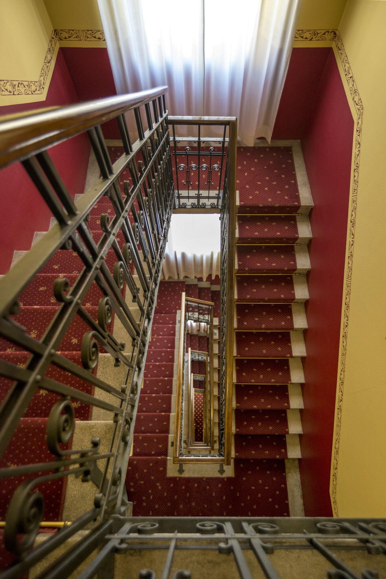 Lancaster Hotel - photo