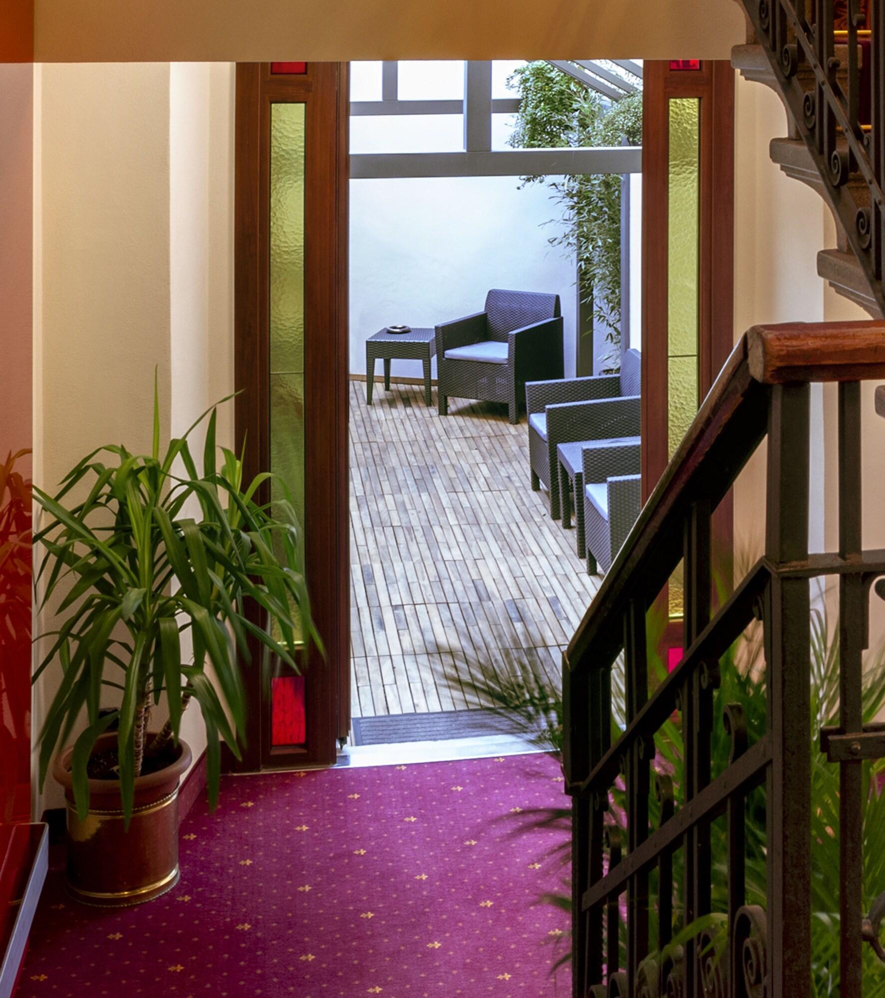 Lancaster Hotel - photo