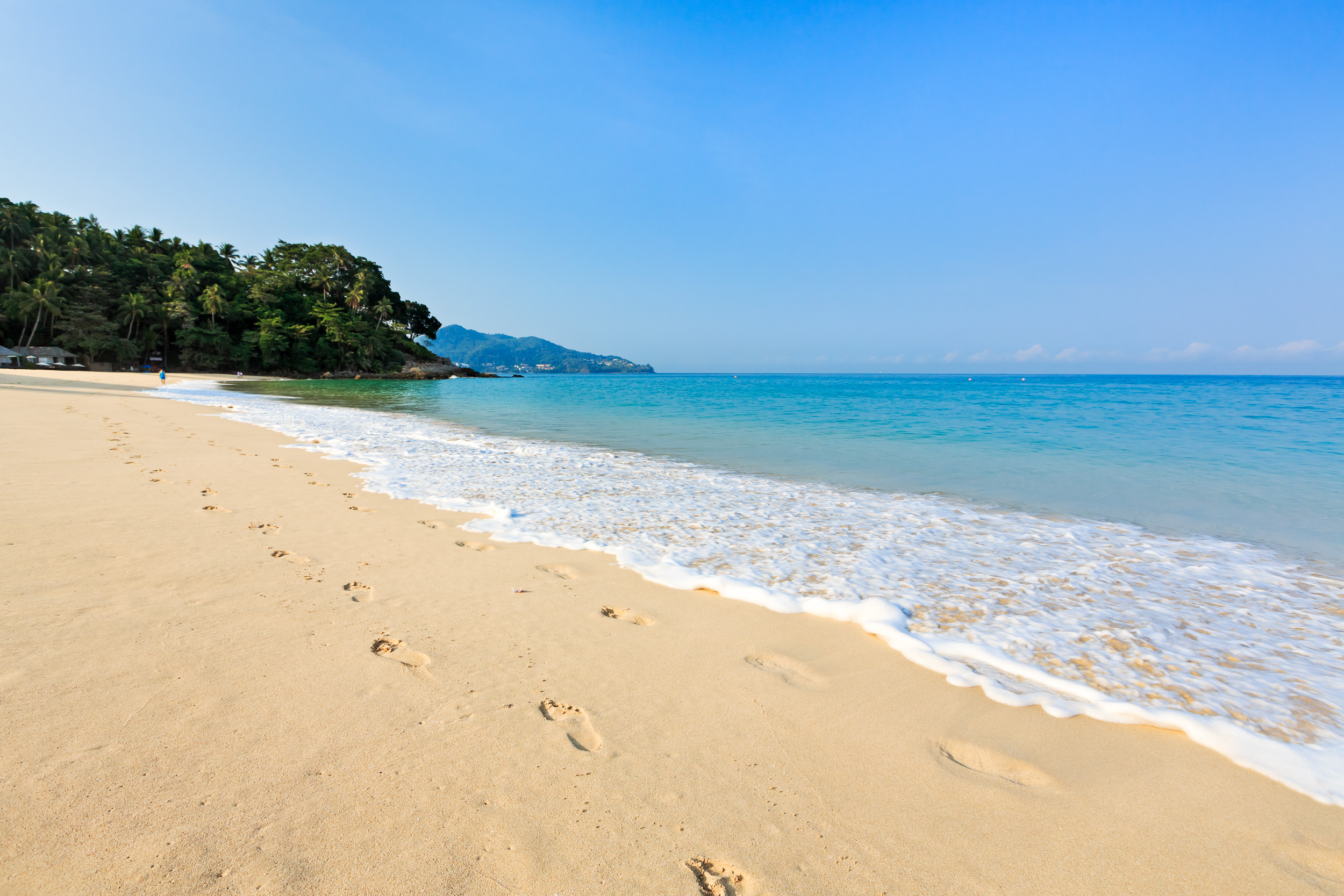 苏林安曼普里海滩的照片 带有明亮的细沙表面