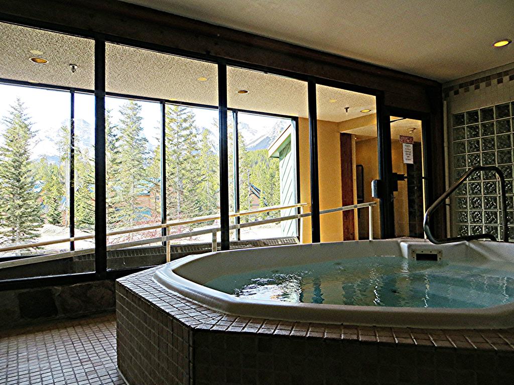 Lake Louise Inn by null