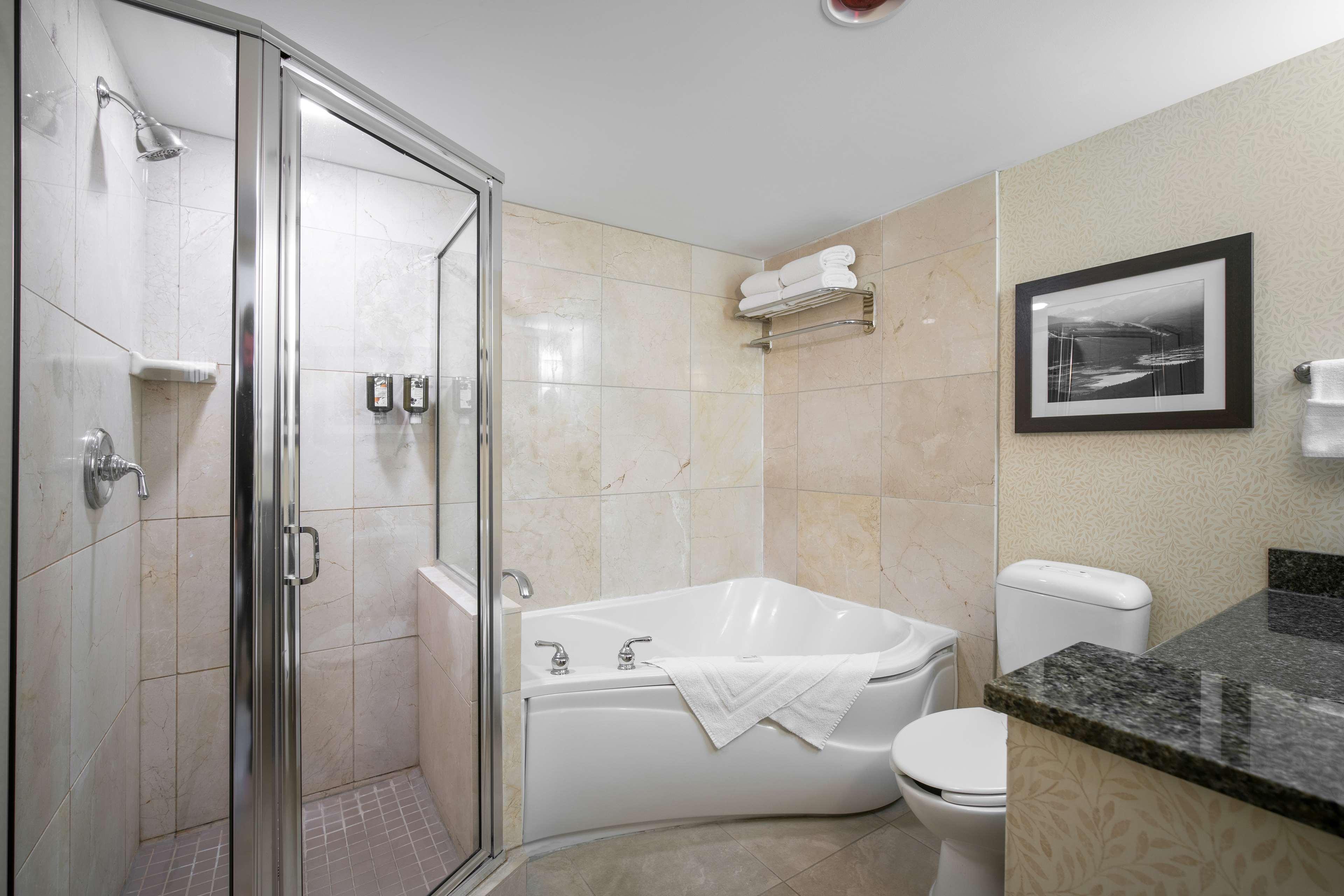 Lake Louise Inn by null