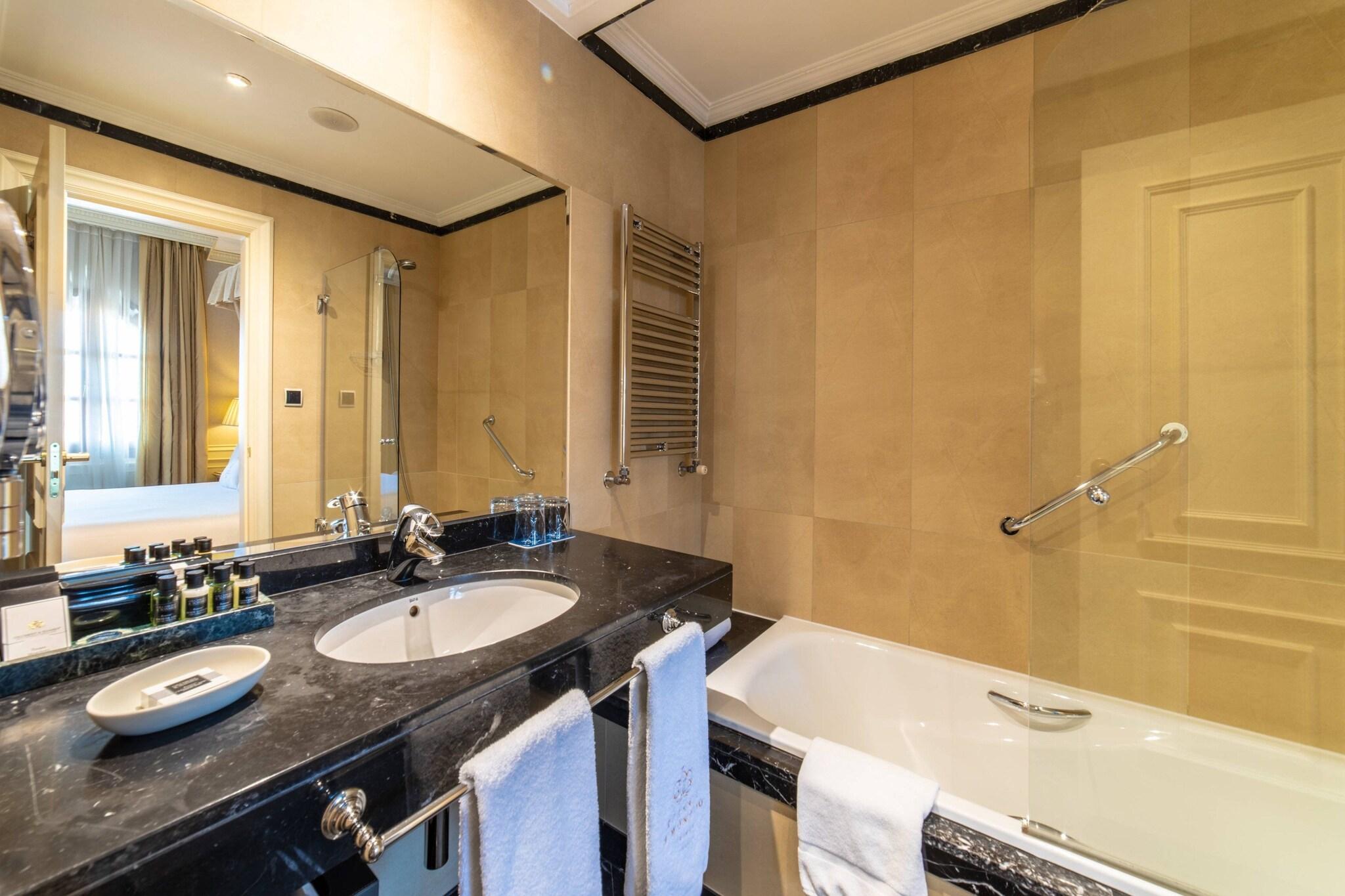 Eugenia de Montijo, Autograph Collection by null