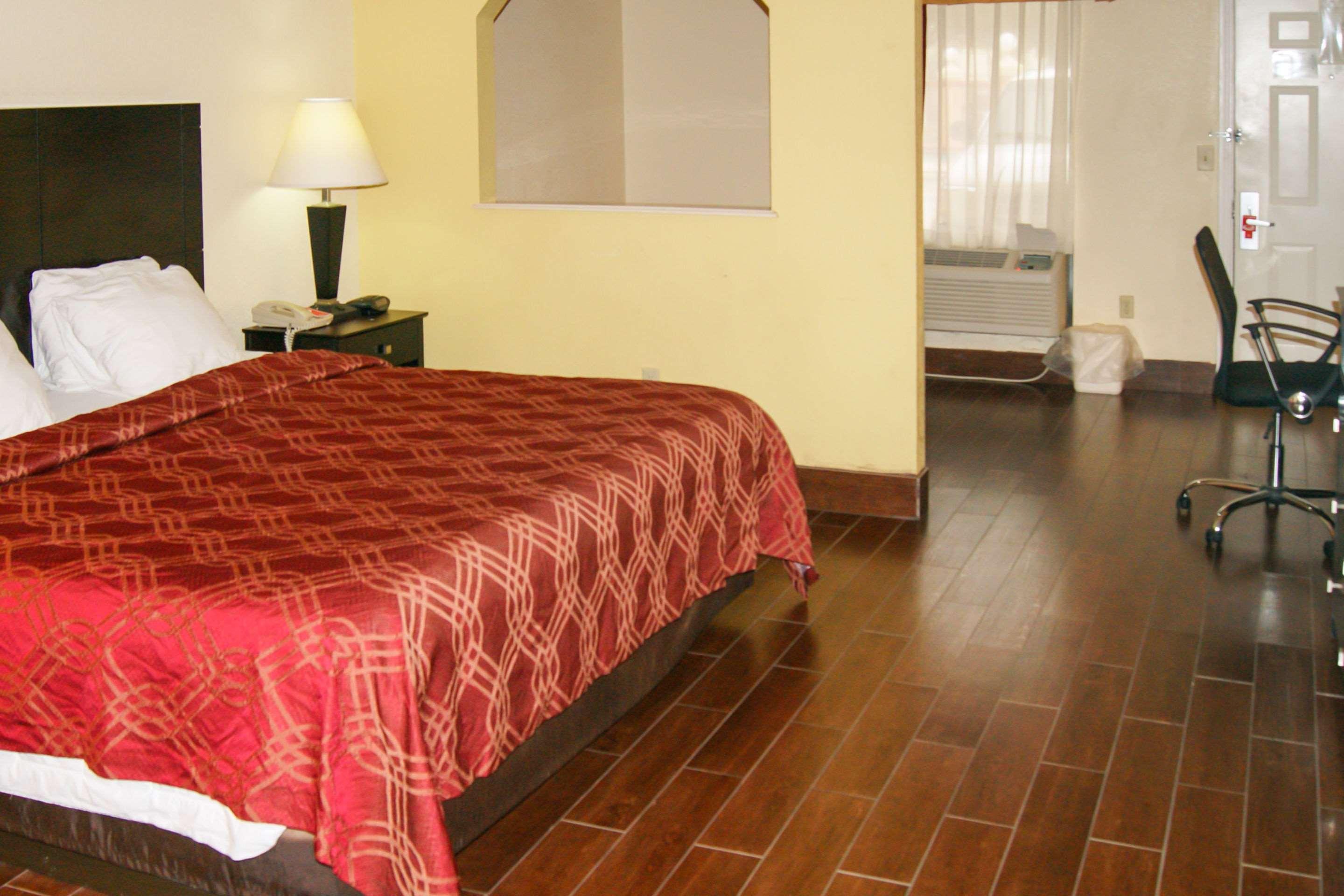Econo Lodge Inn & Suites West - Energy Corridor