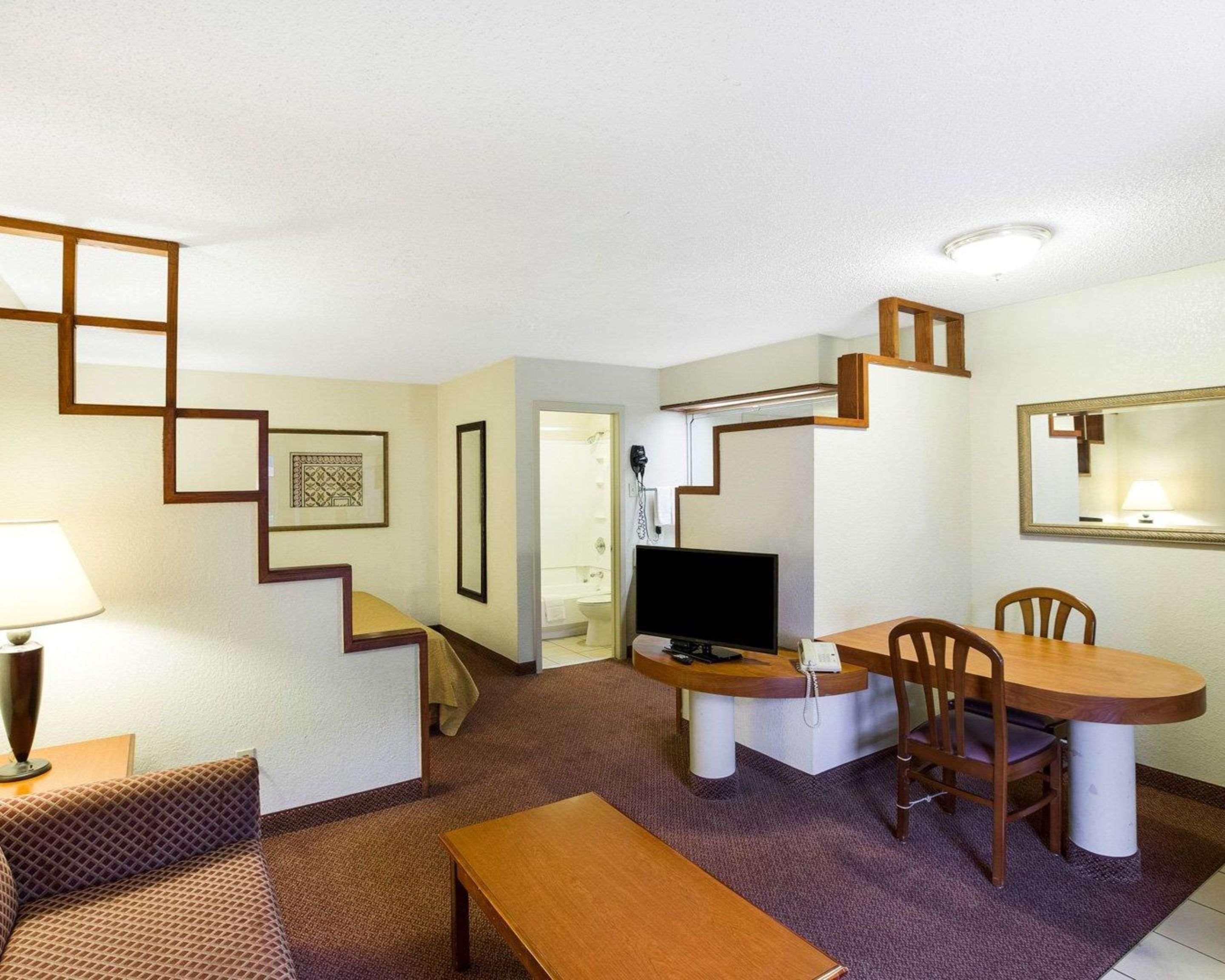Rodeway Inn & Suites Fiesta Park