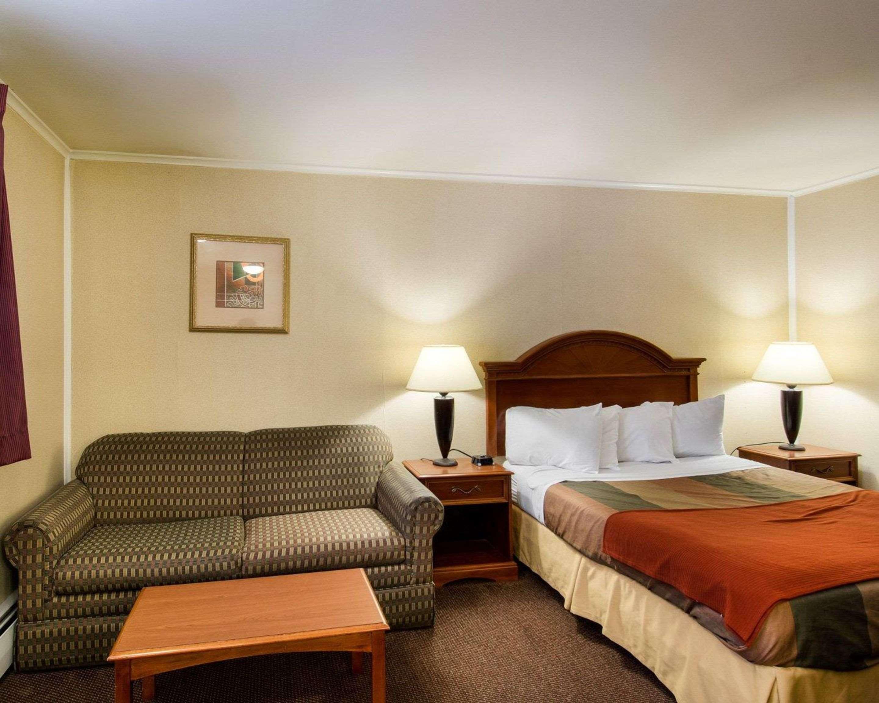 Econo Lodge Inn & Suites West of Boston