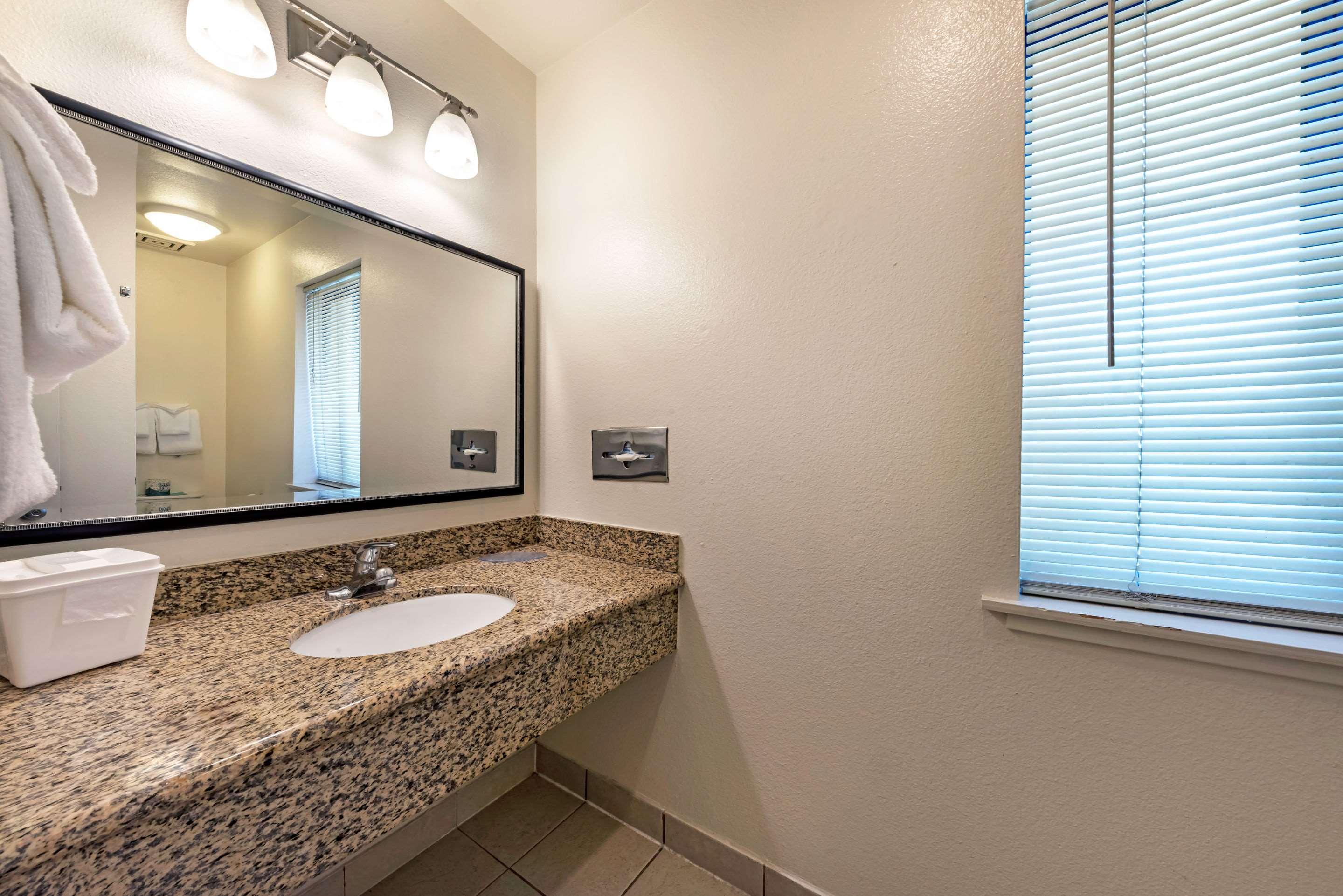 Econo Lodge Bay Breeze