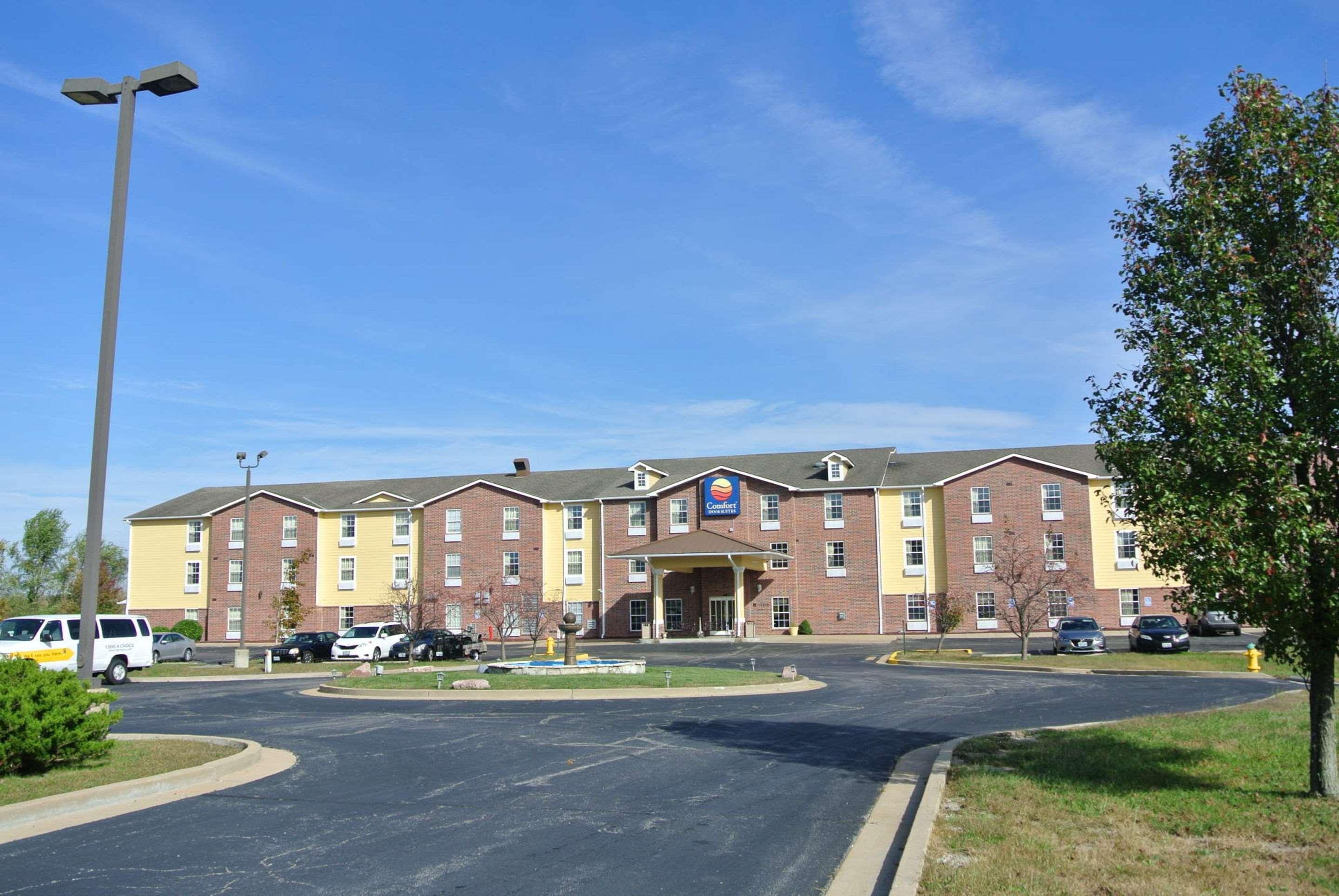 Comfort Inn & Suites St. Louis - Chesterfield image