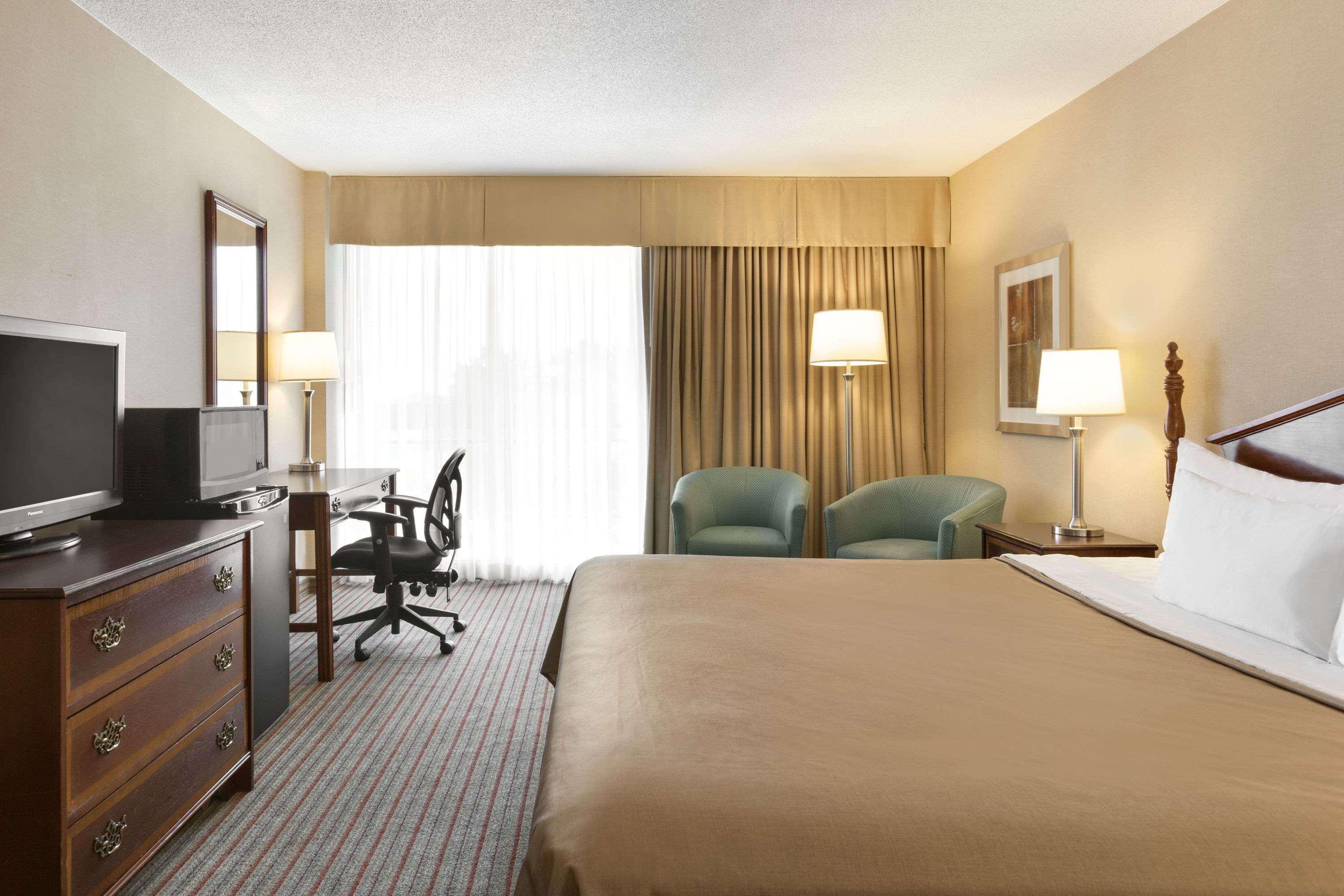 Ramada by Wyndham Belleville Harbourview Conferenc