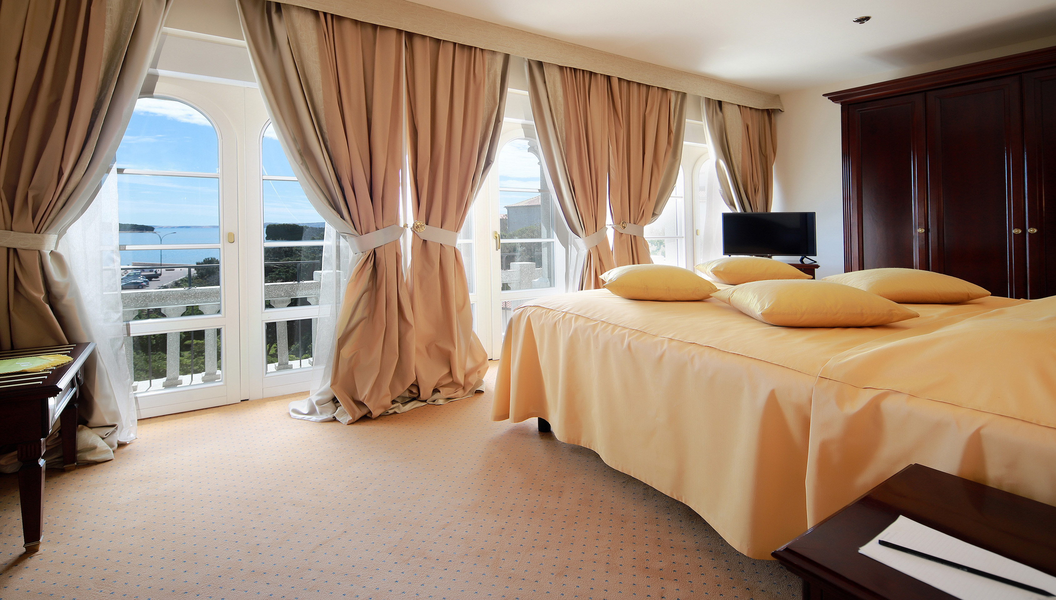 Arbiana Hotel by null