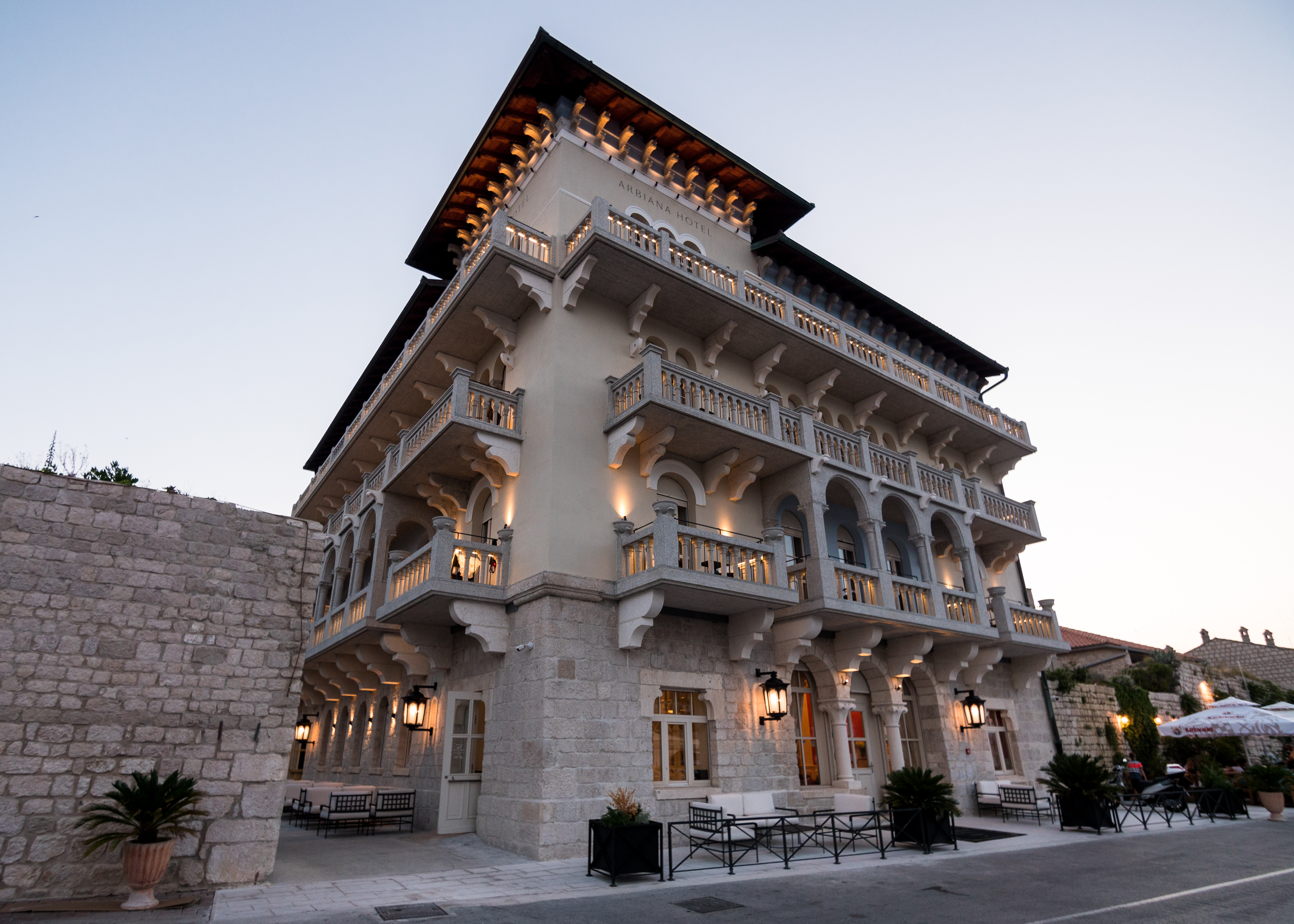 Arbiana Hotel by null