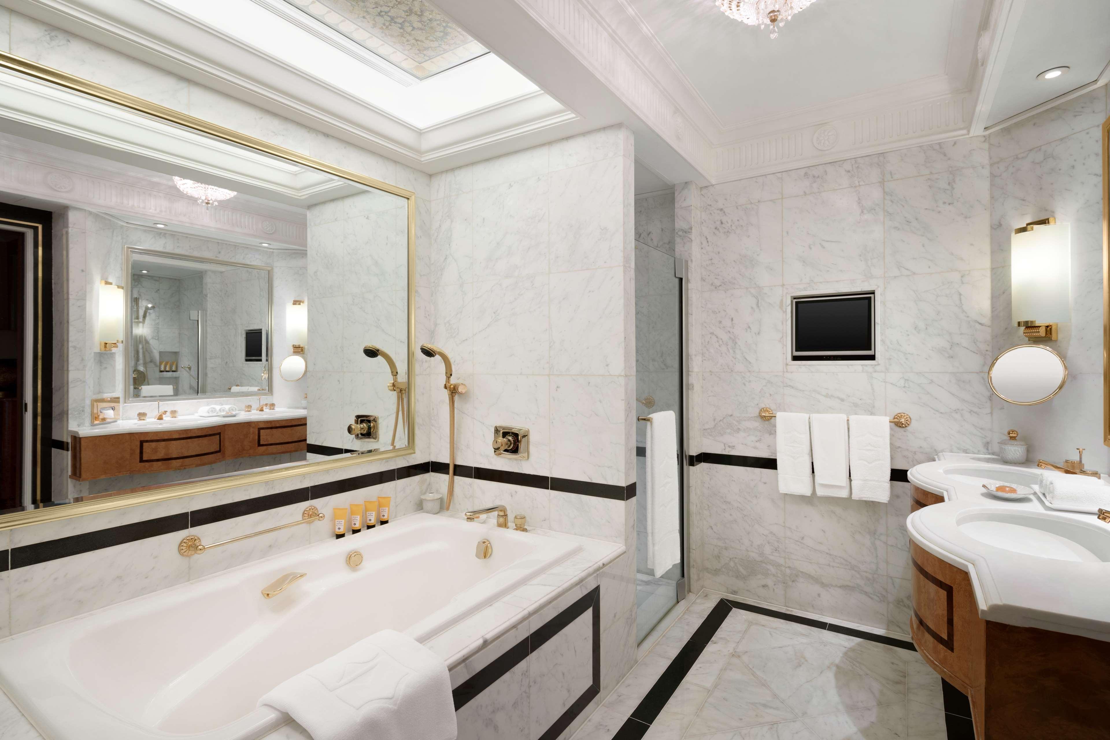 Island Shangri-La, Hong Kong by null