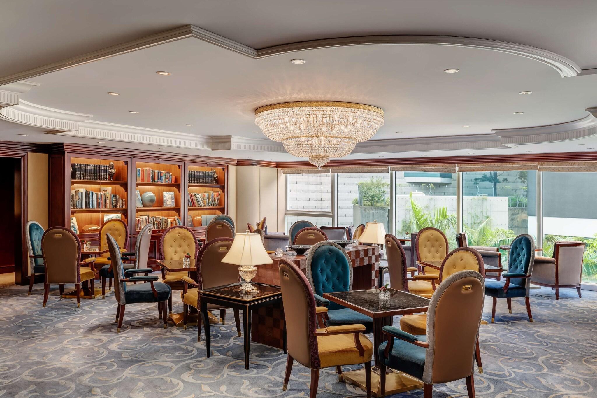 Island Shangri-La, Hong Kong by null