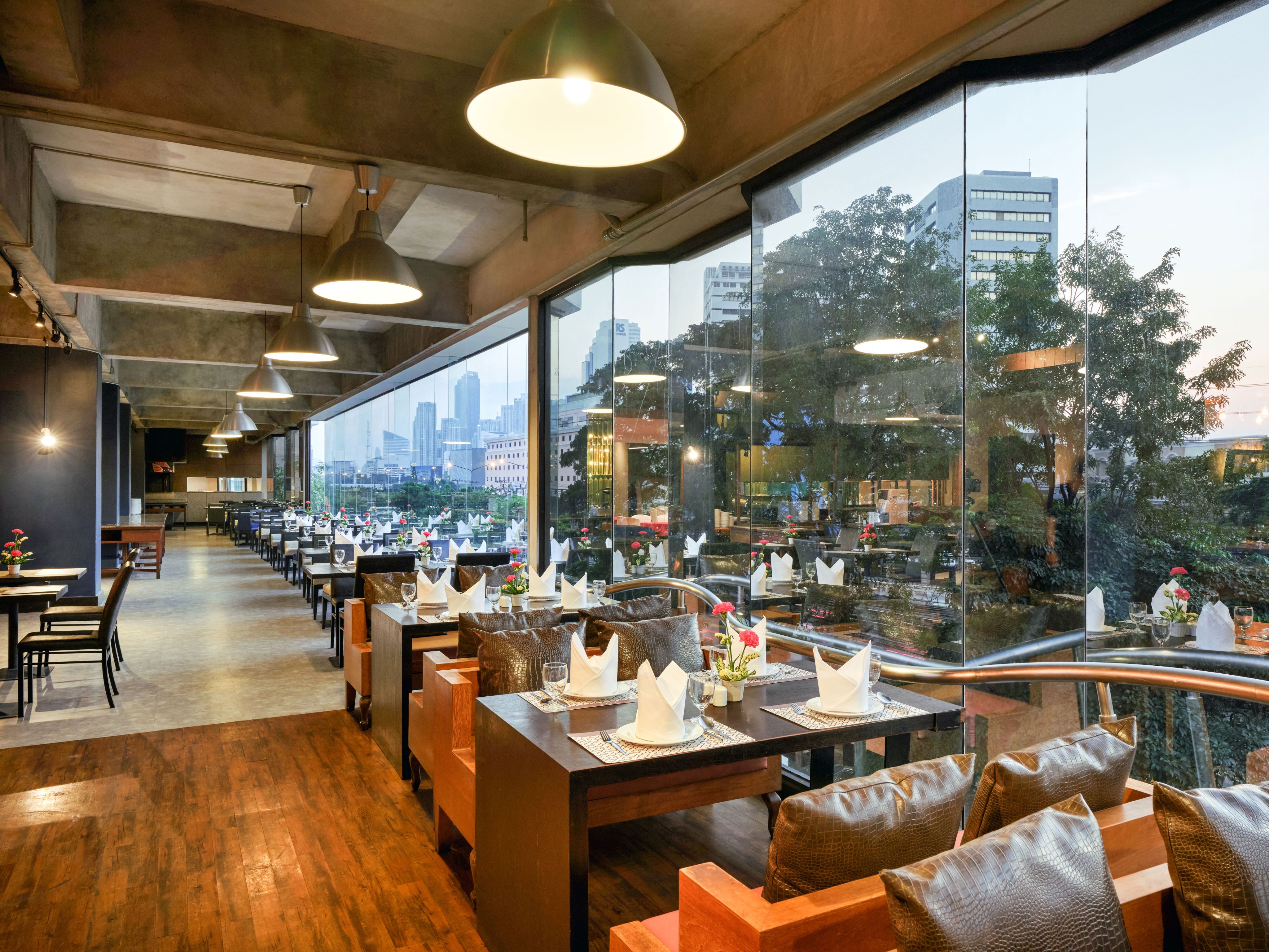 Graph Hotel (Formerly Bangkok Cha-da)