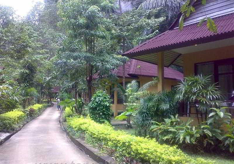 Tonsai Bay Resort