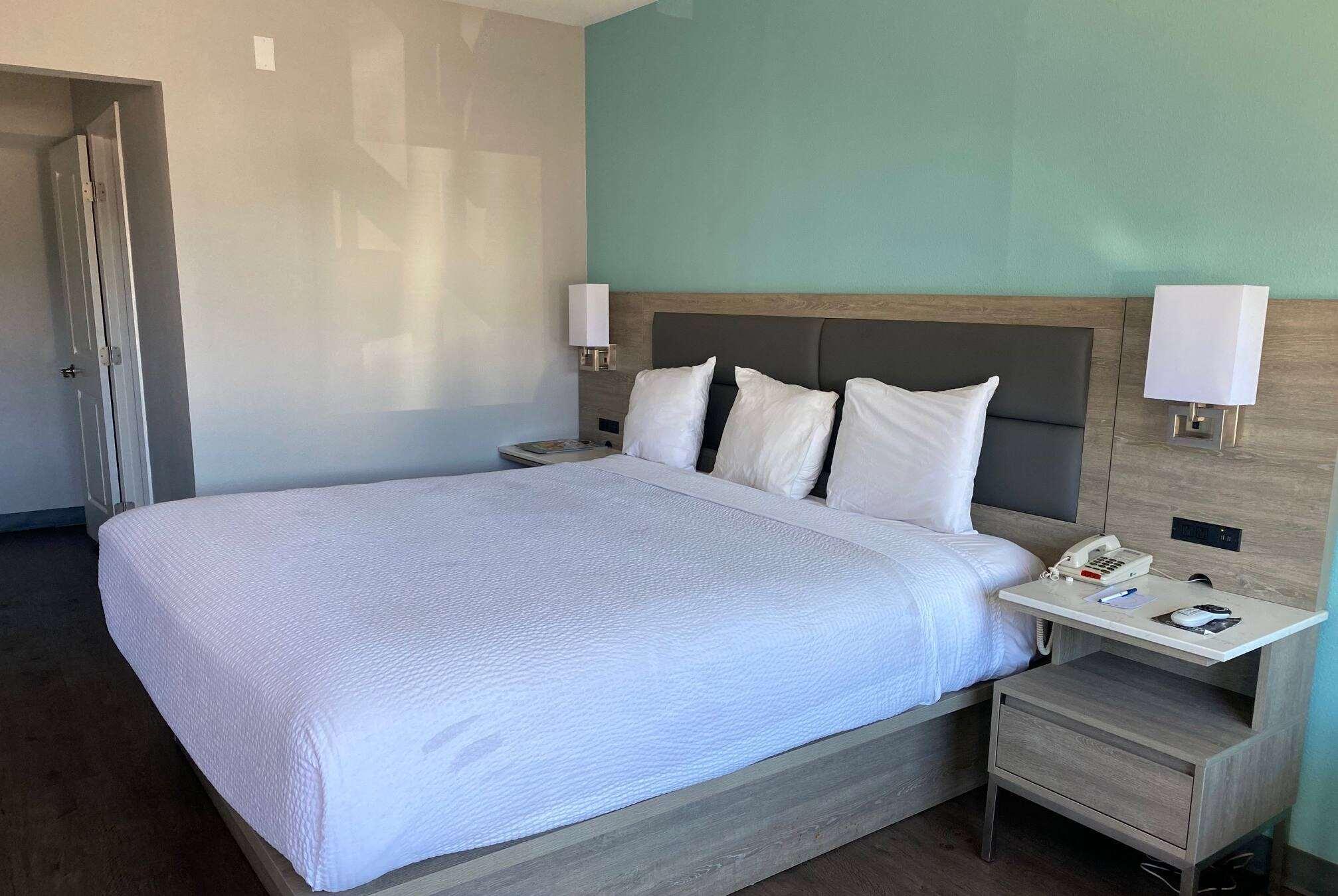 Travelodge by Wyndham LAX South
