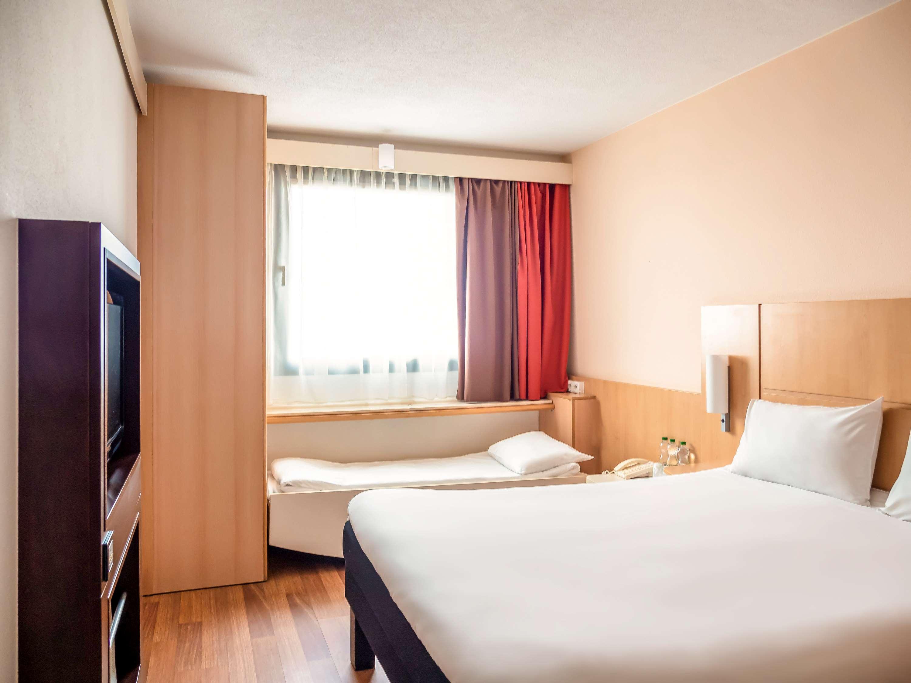 ibis Amsterdam Centre by null