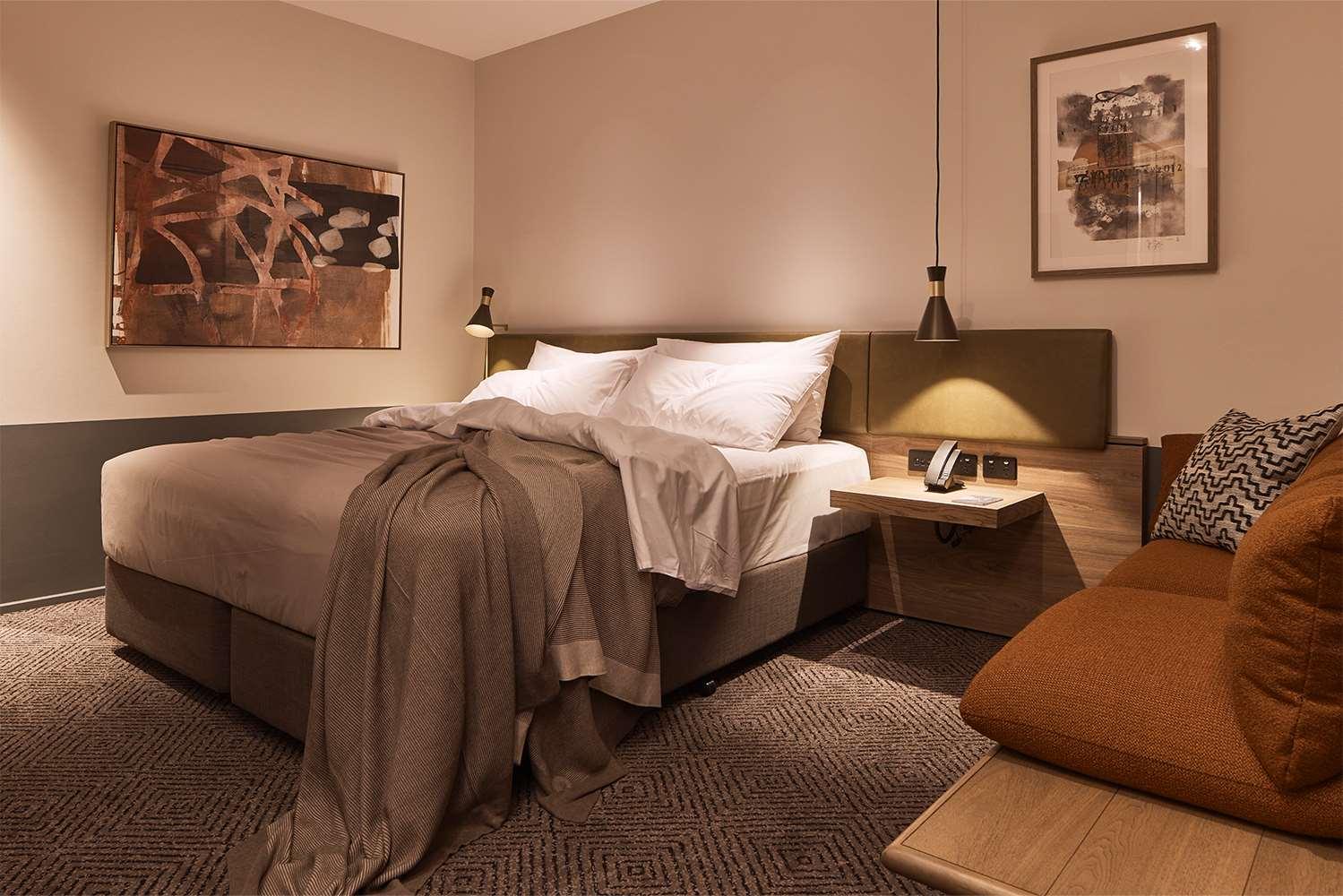 Rydges Melbourne Room Type - Superior King Room