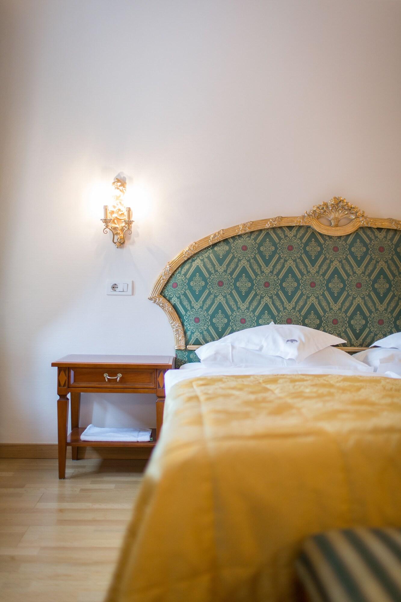 Hotel & Restaurant Elephant by null