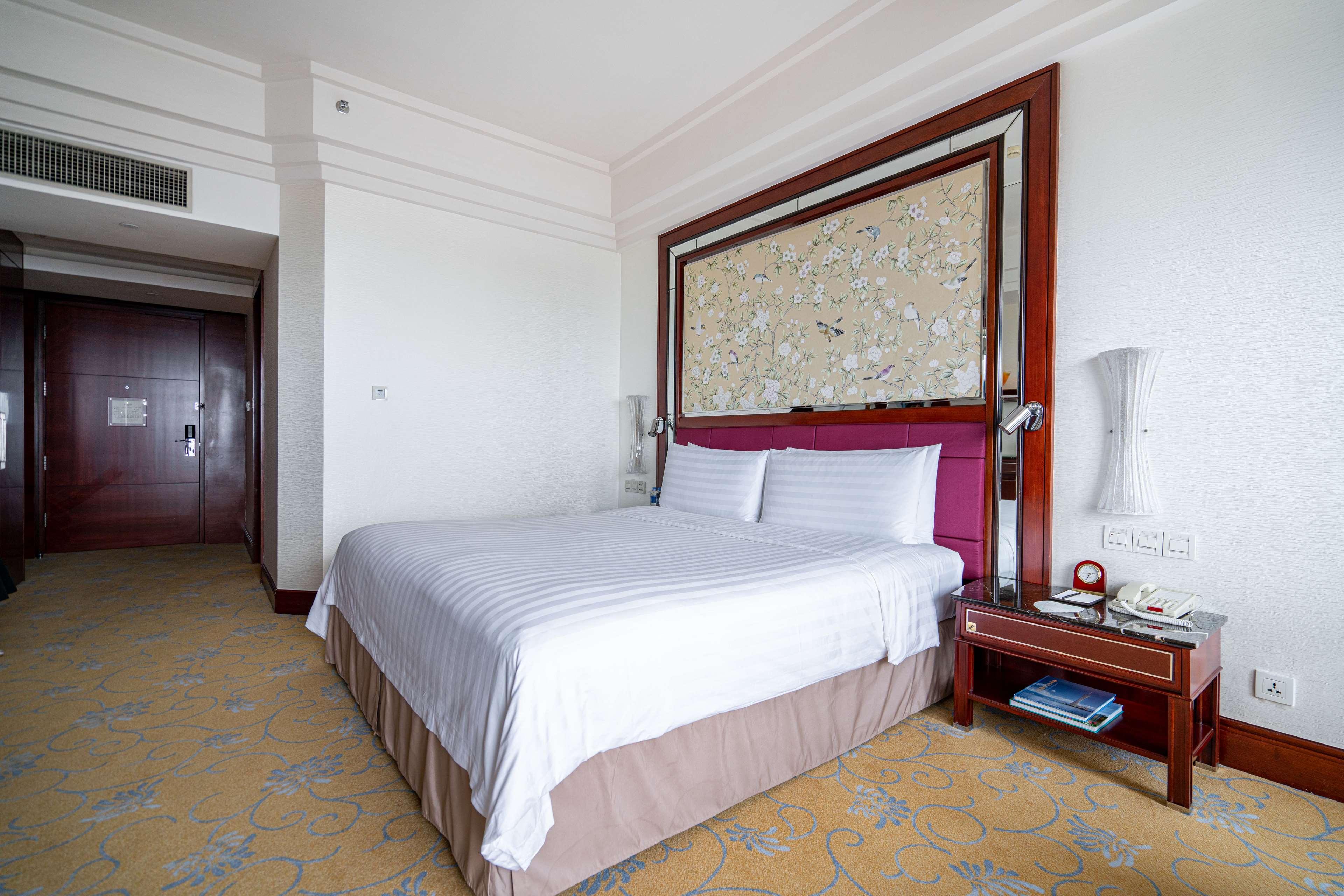 Shangri-La Hotel, Guangzhou by null