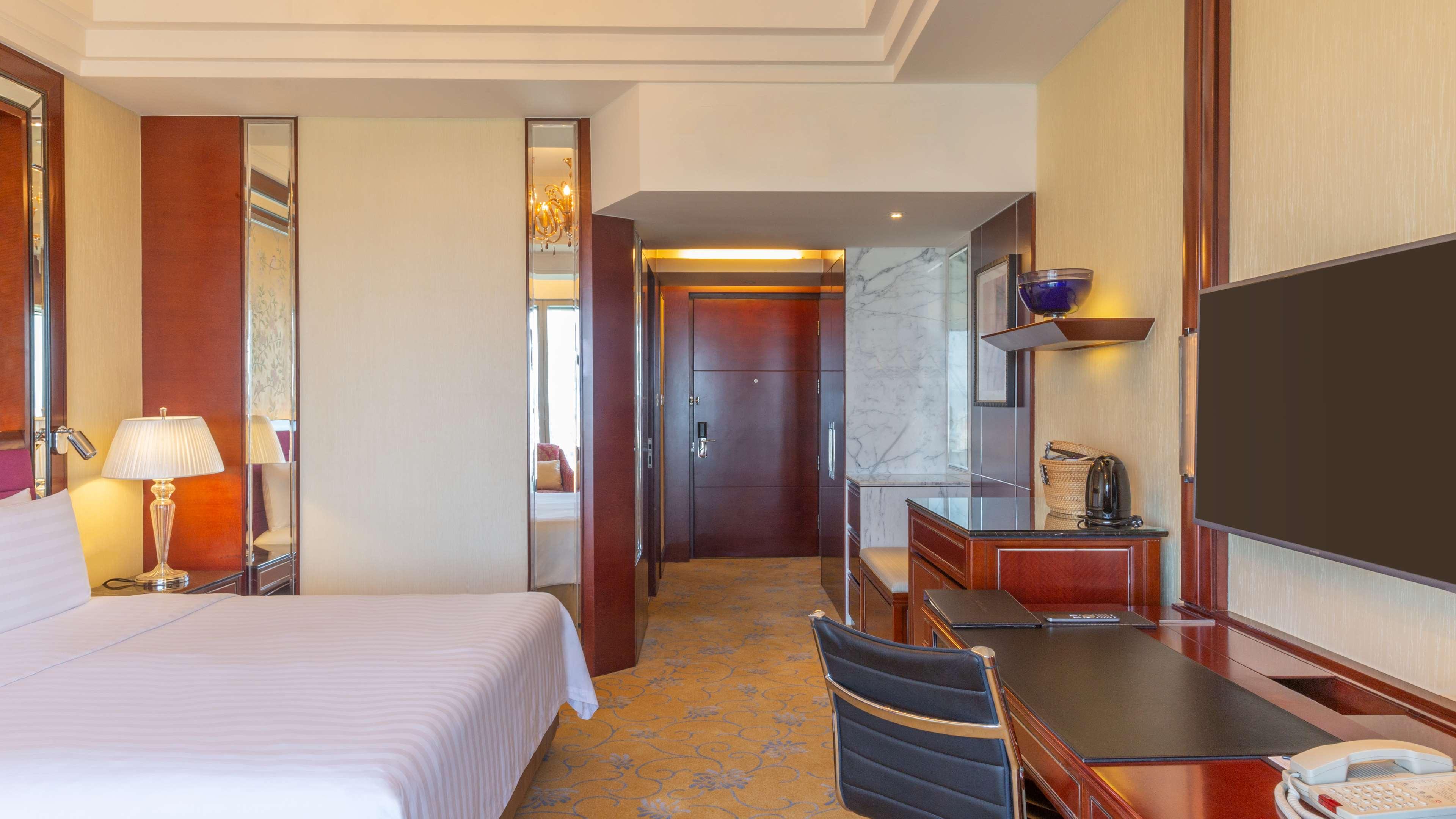 Shangri-La Hotel, Guangzhou by null