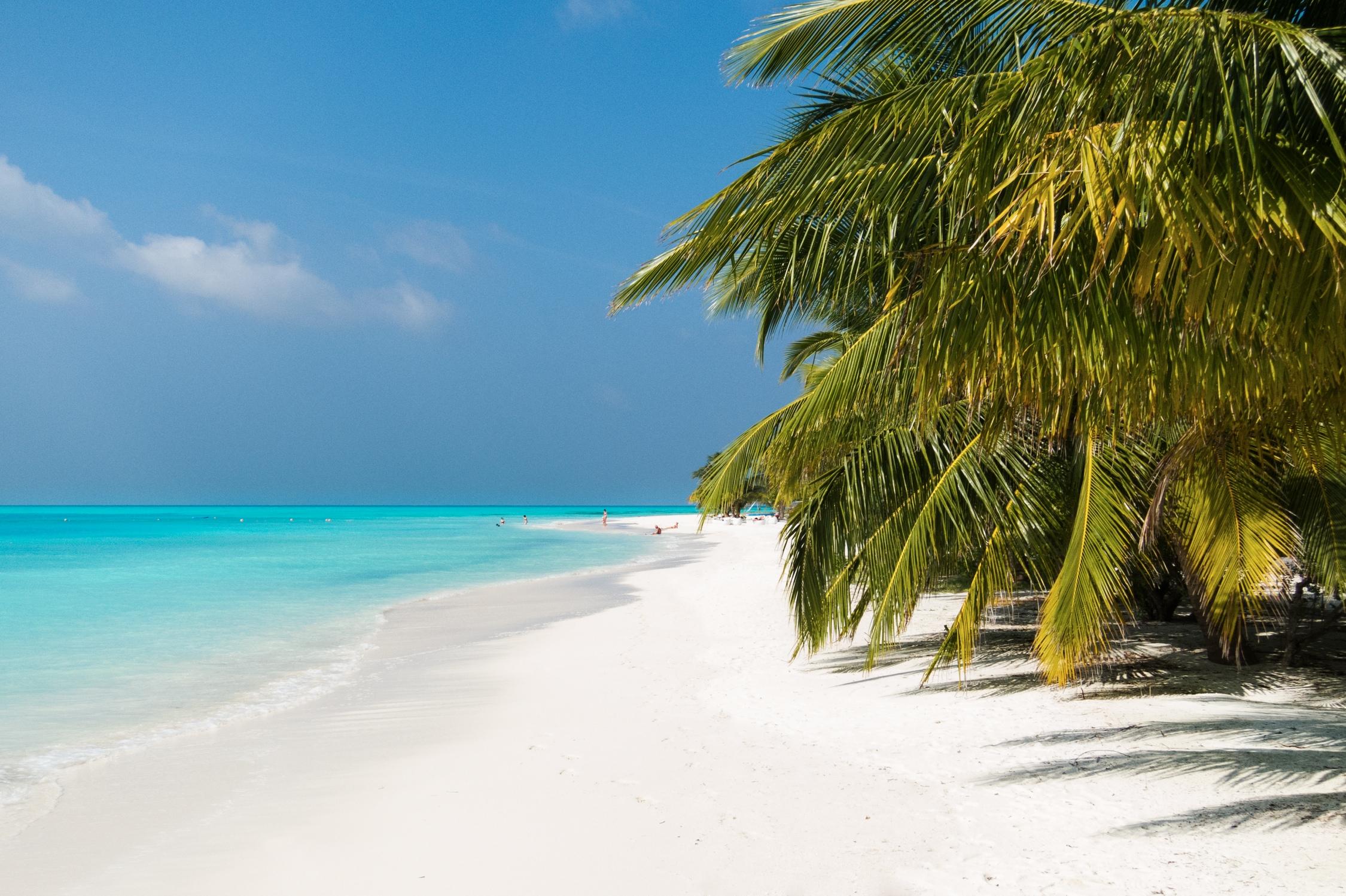 Fotografija Meeru Island Resort z beli pesek površino