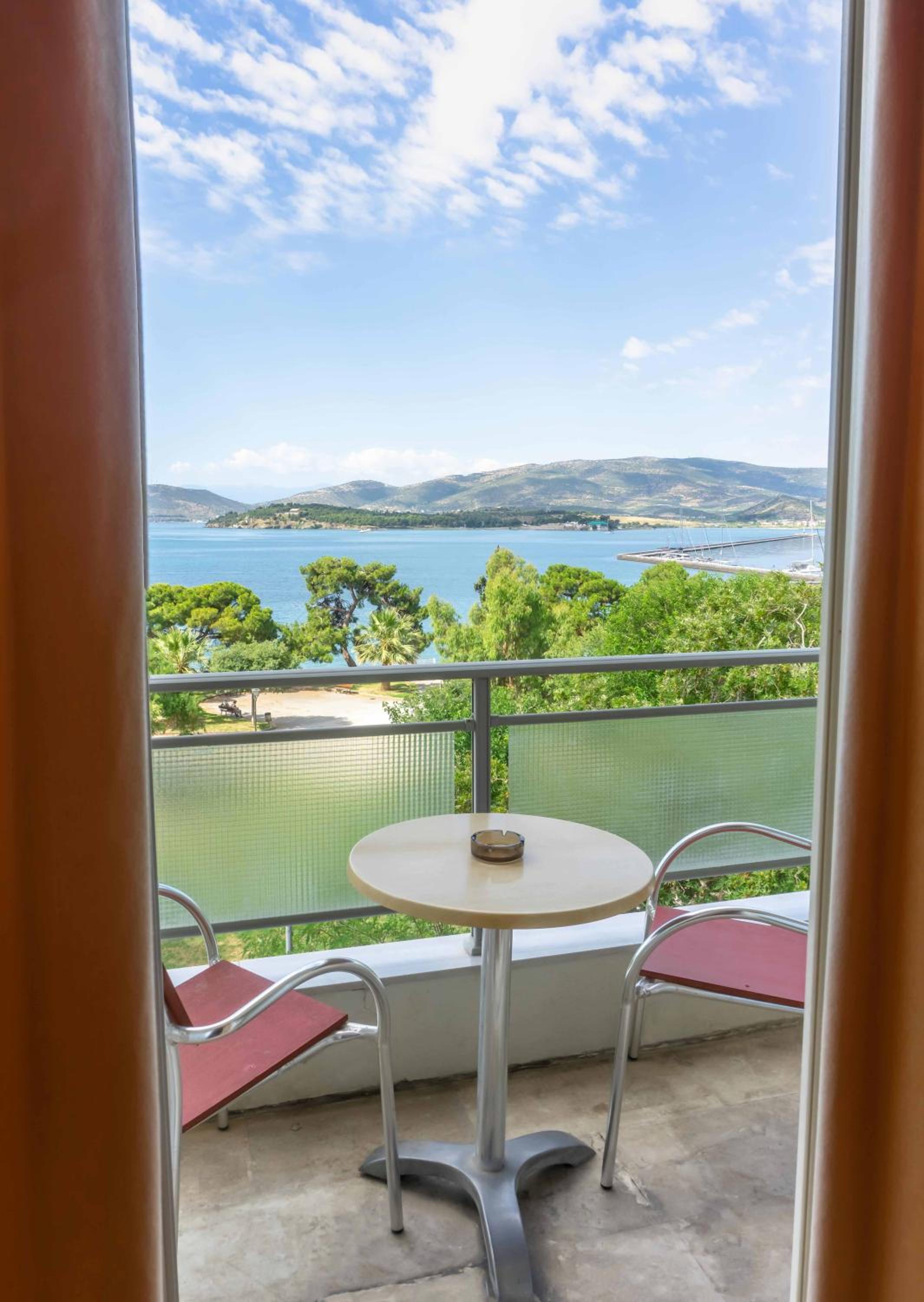 Zimmer mit 2 einzelbetten, stadtblick