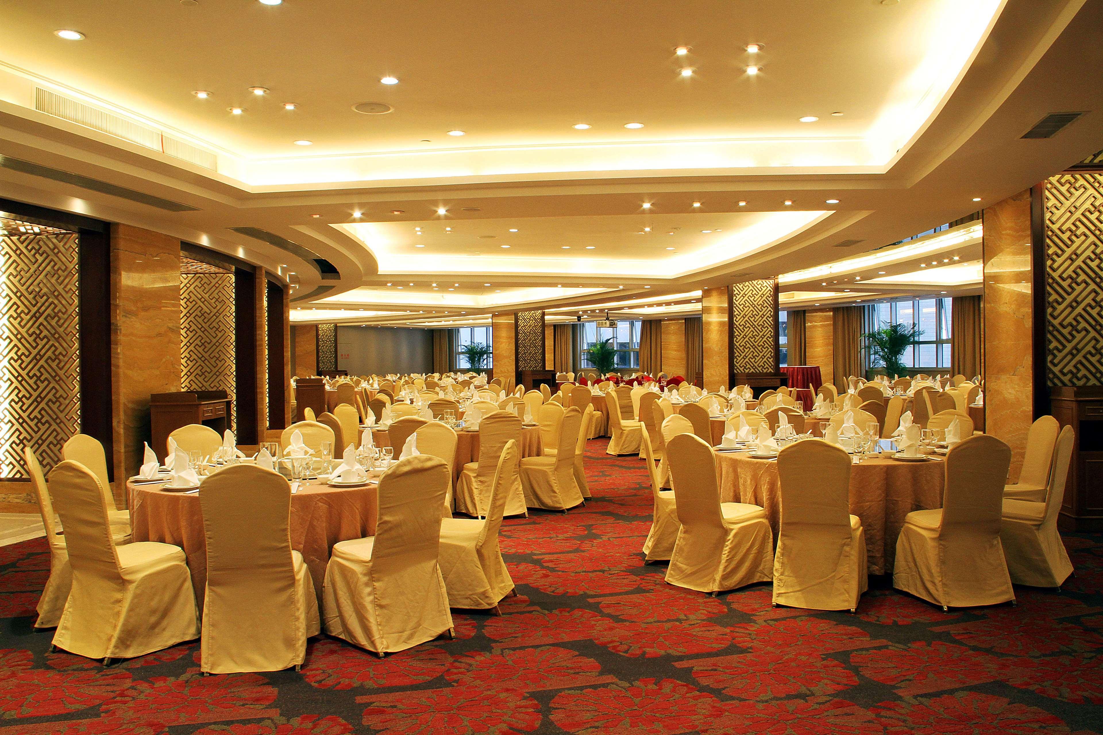 Central Hotel by null