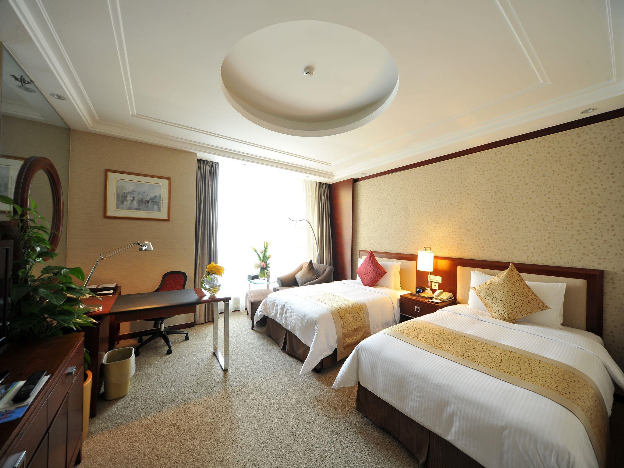 Central Hotel by null