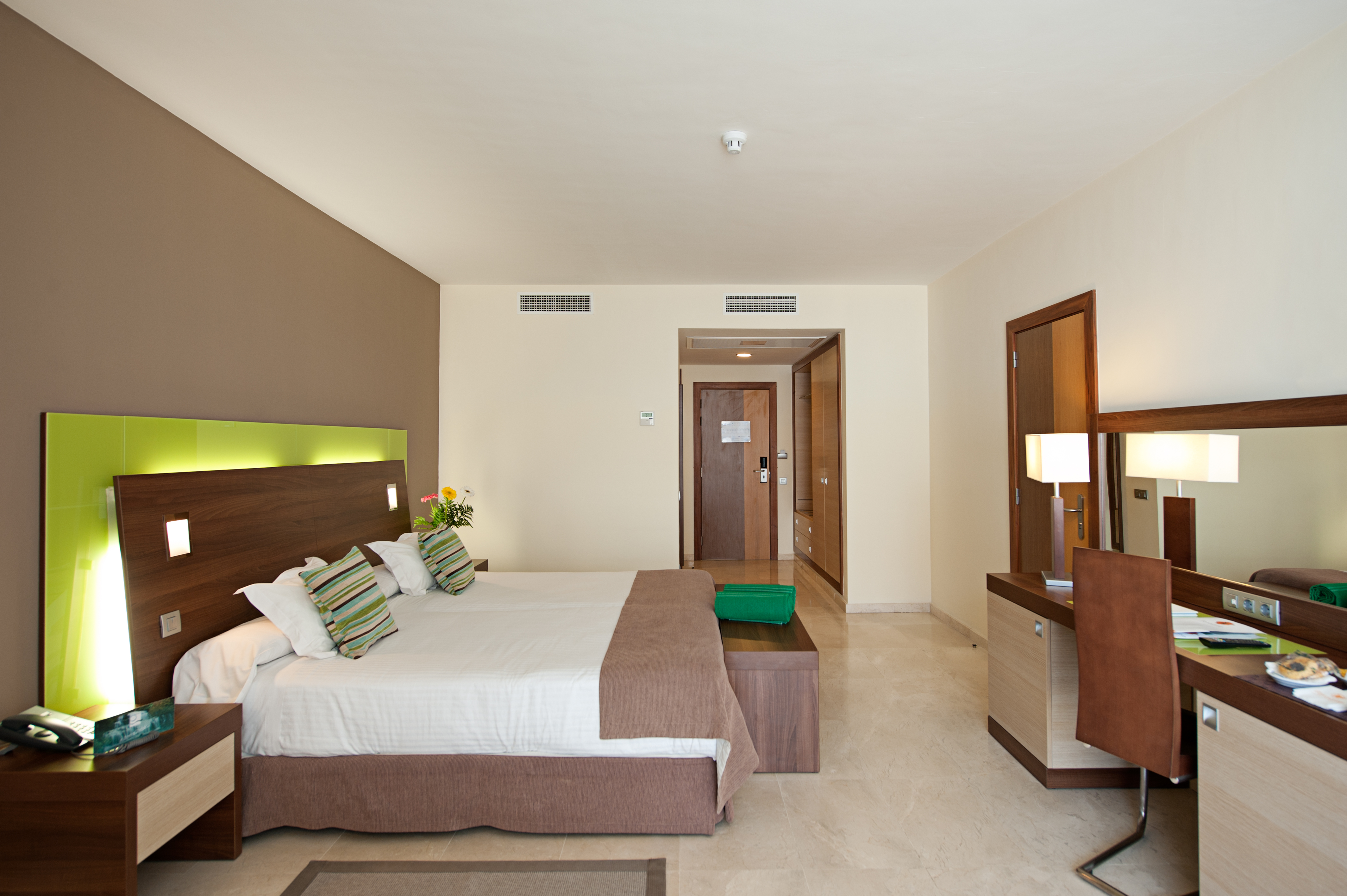 Habitación doble, vista parcial al océano