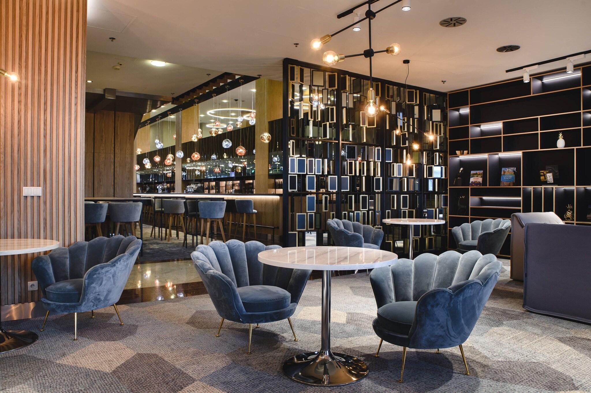 Courtyard Warsaw Airport - Poză