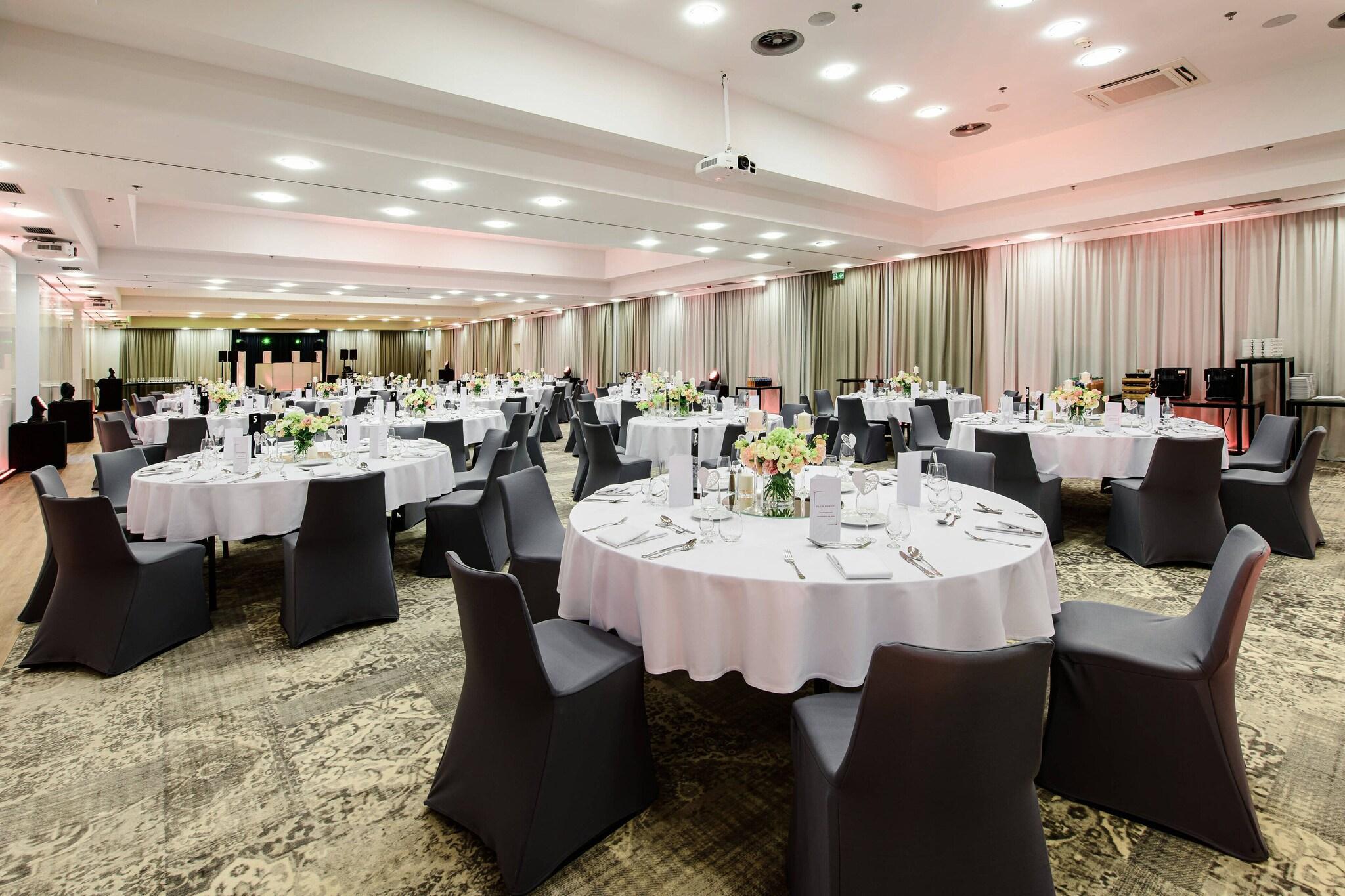 Courtyard Warsaw Airport - Poză