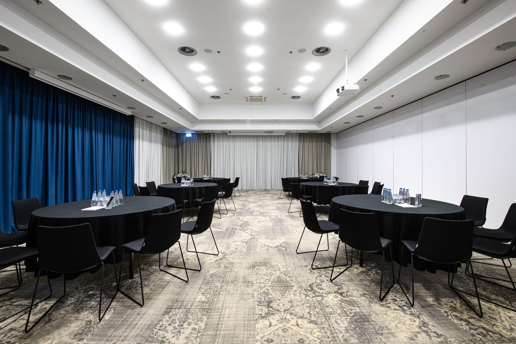 Courtyard Warsaw Airport - Poză