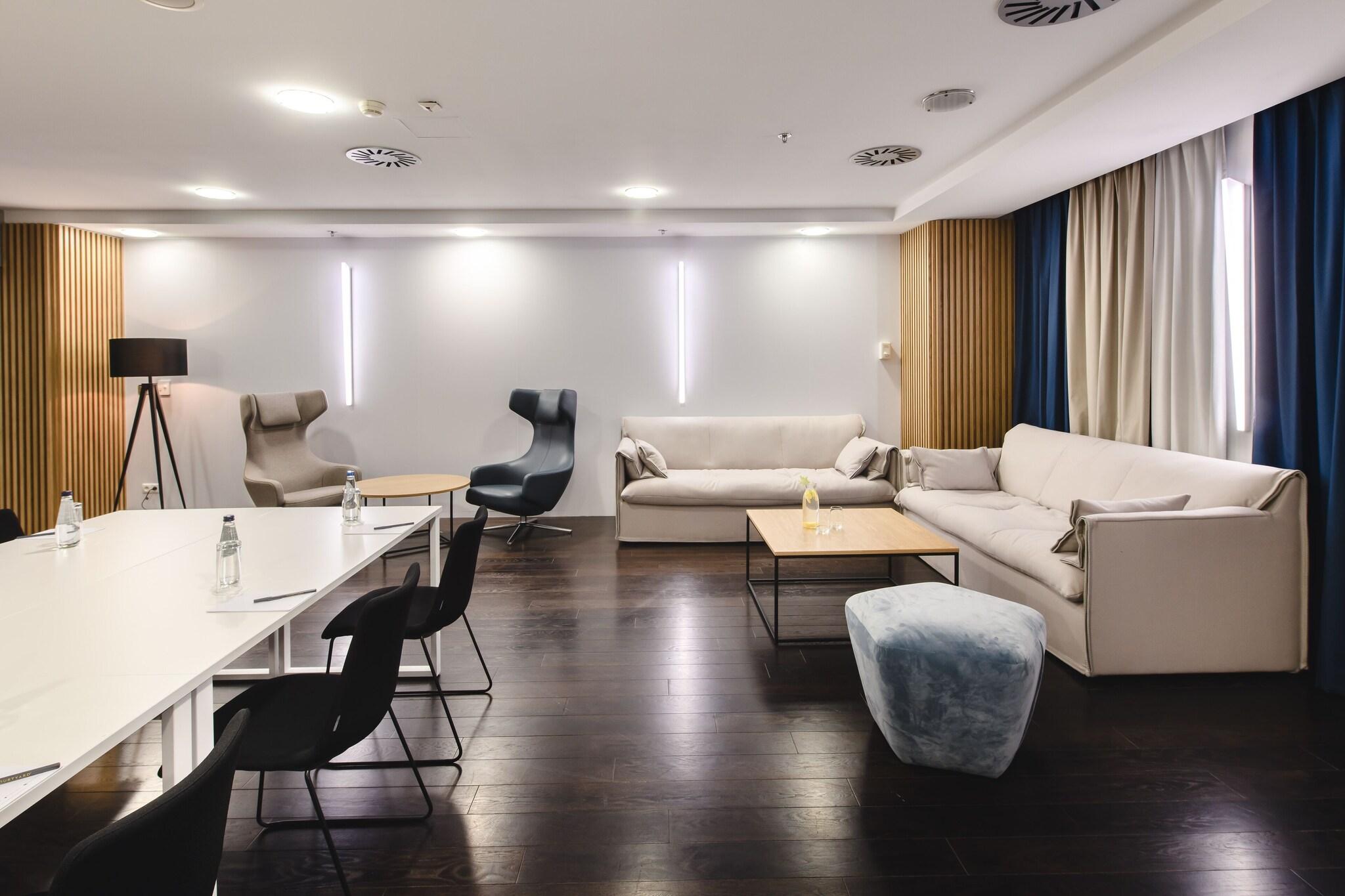 Courtyard Warsaw Airport - Poză