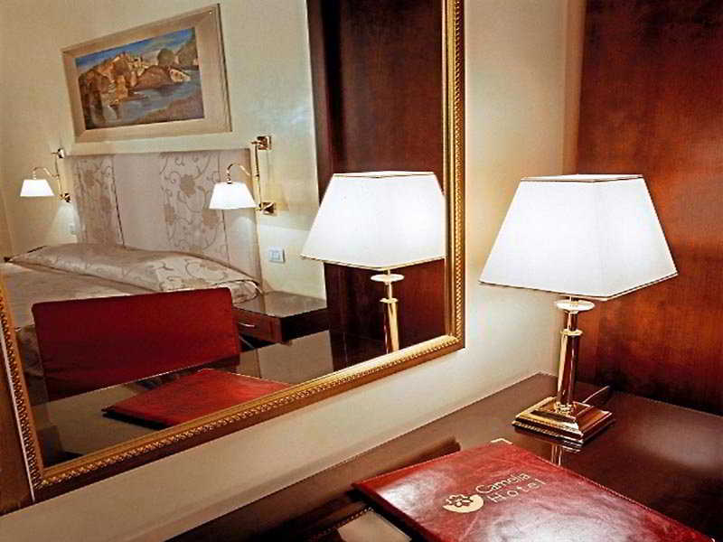 Hotel Camelia Room Type - Standard Triple Room