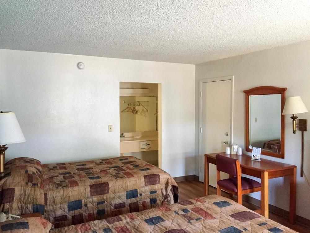 Super 8 Motel - Speedway