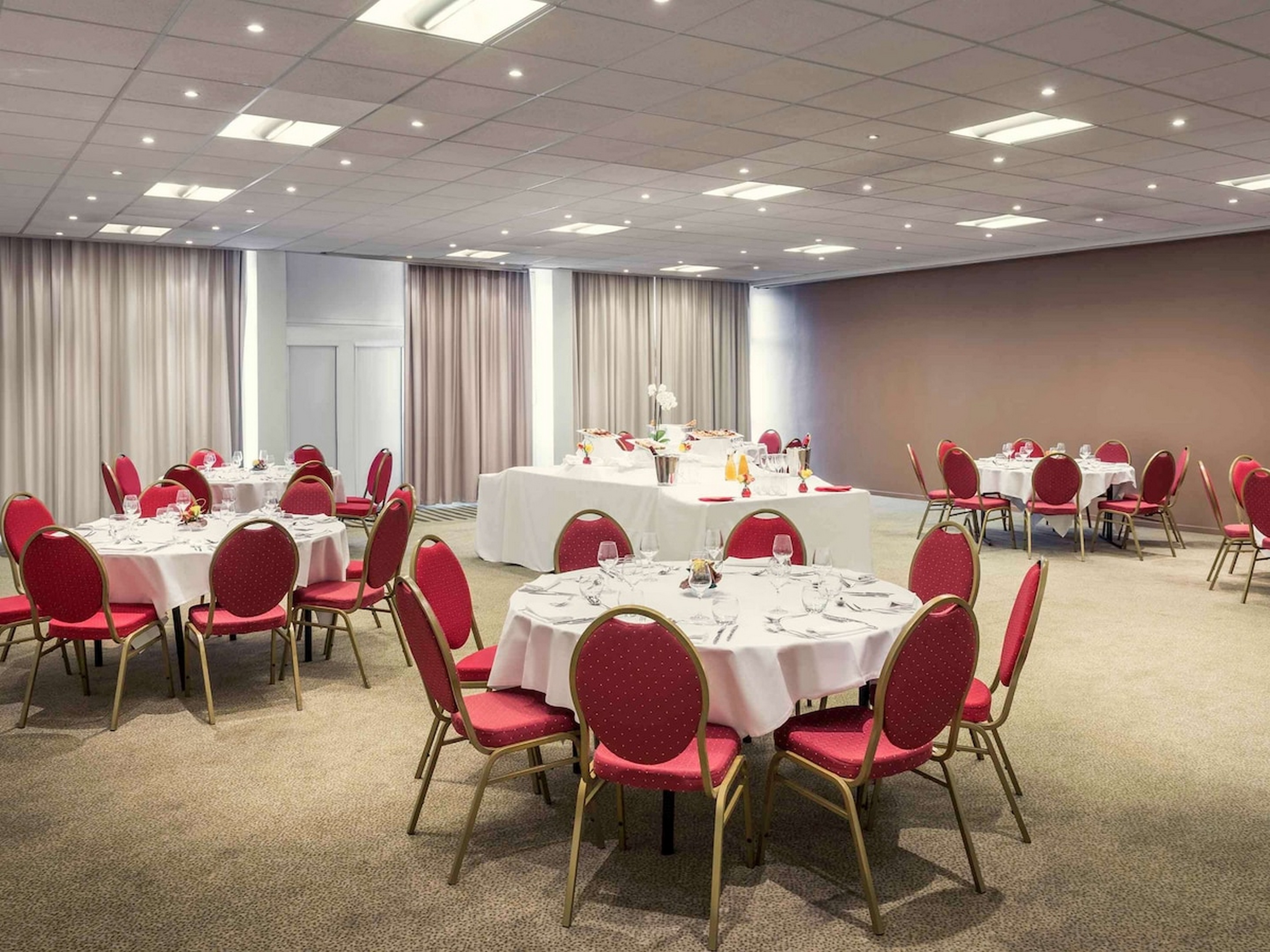 Mercure Paris Le Bourget Hotel - photo