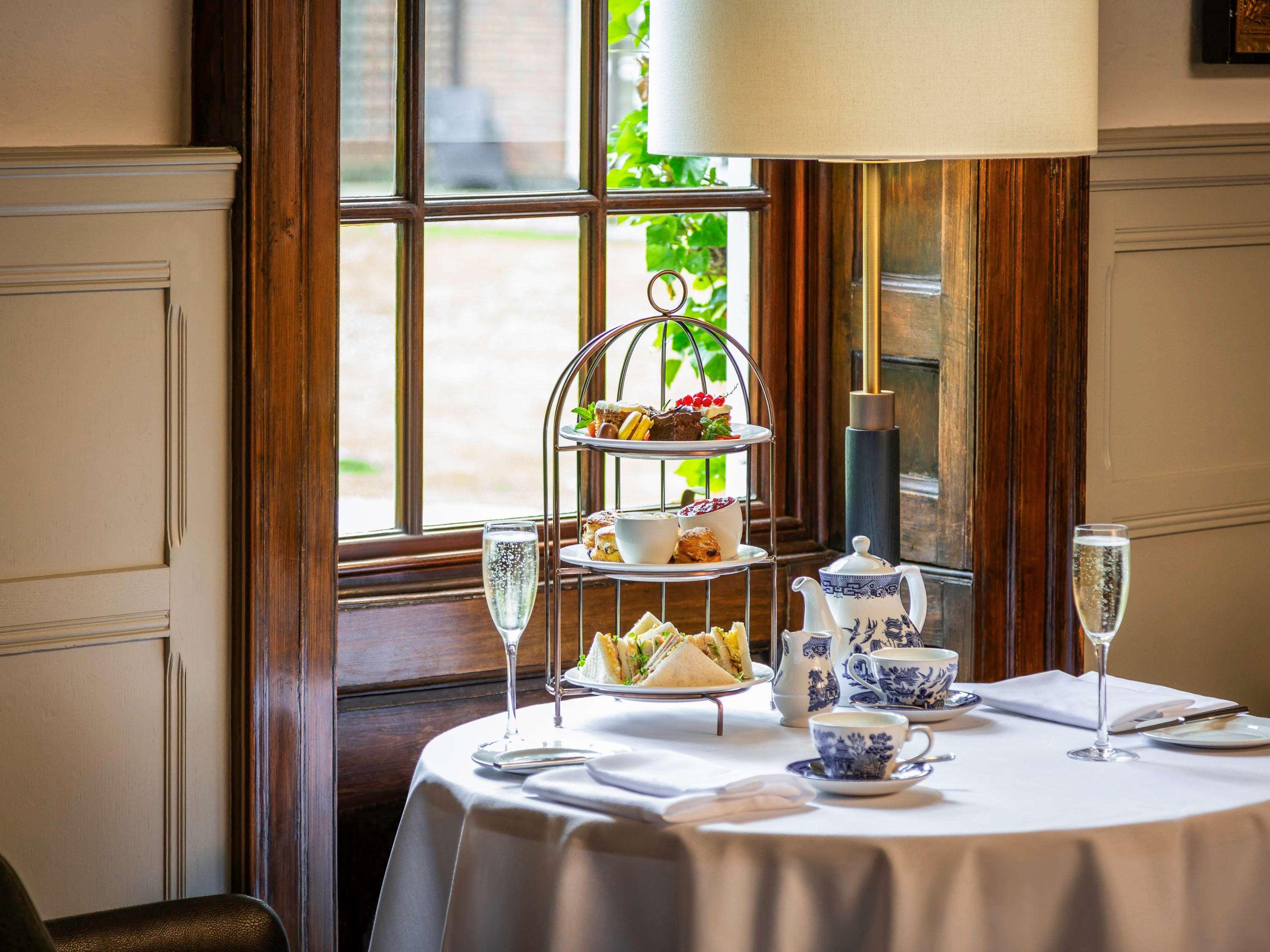 Bush Hotel Farnham by null