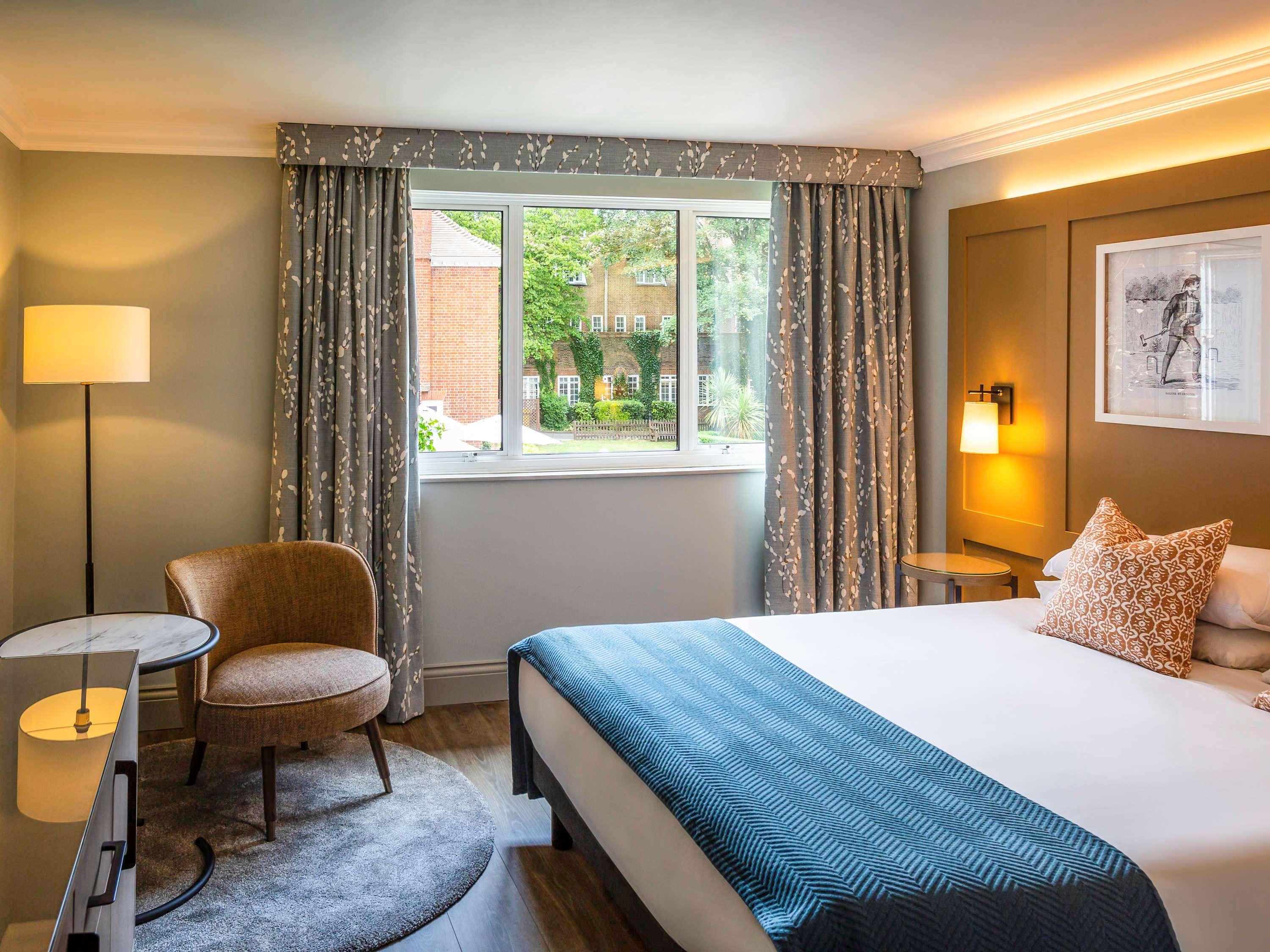 Bush Hotel Farnham by null