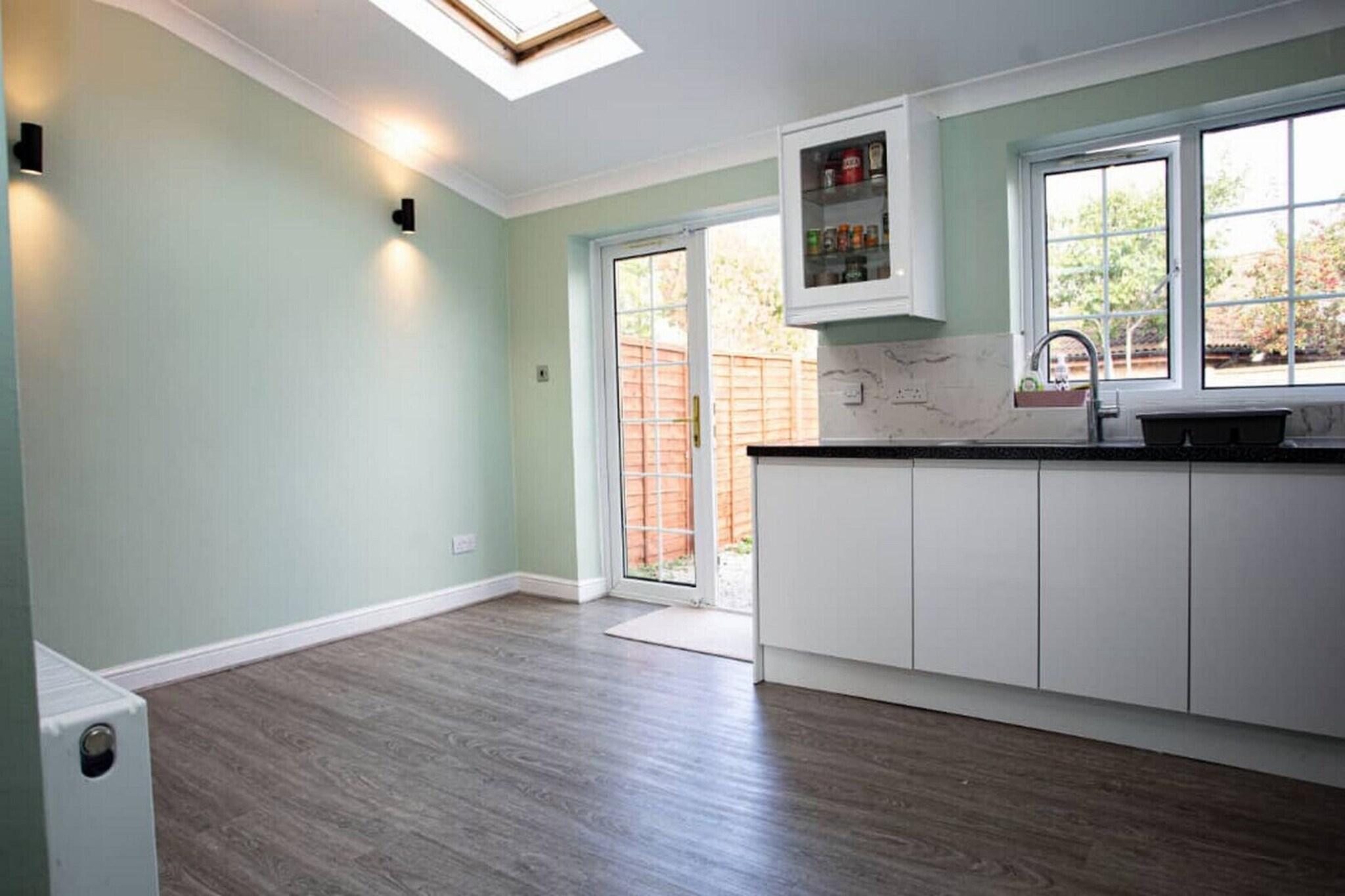 Terrace, Cozy 3-bedroom Home In Luton, Luton