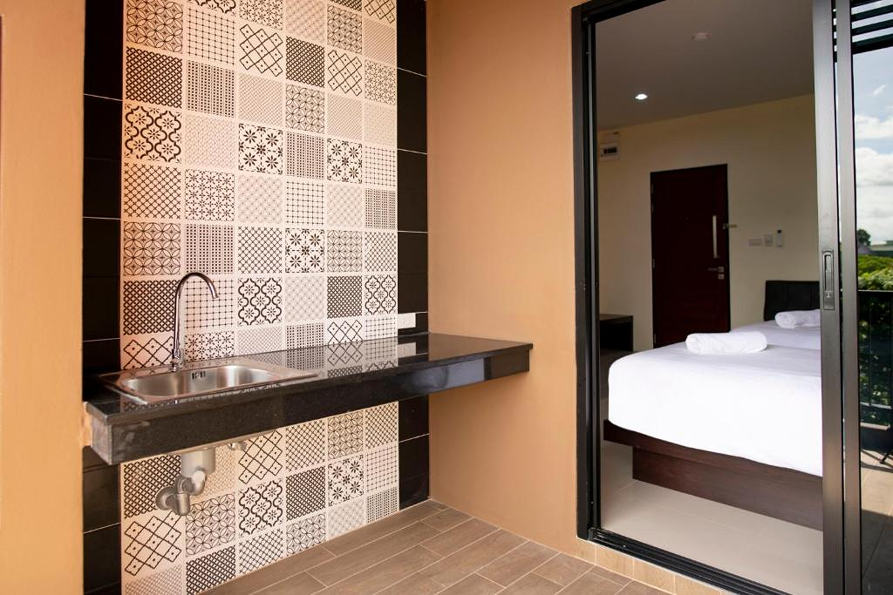 Thip Thip Hotel By Zuzu