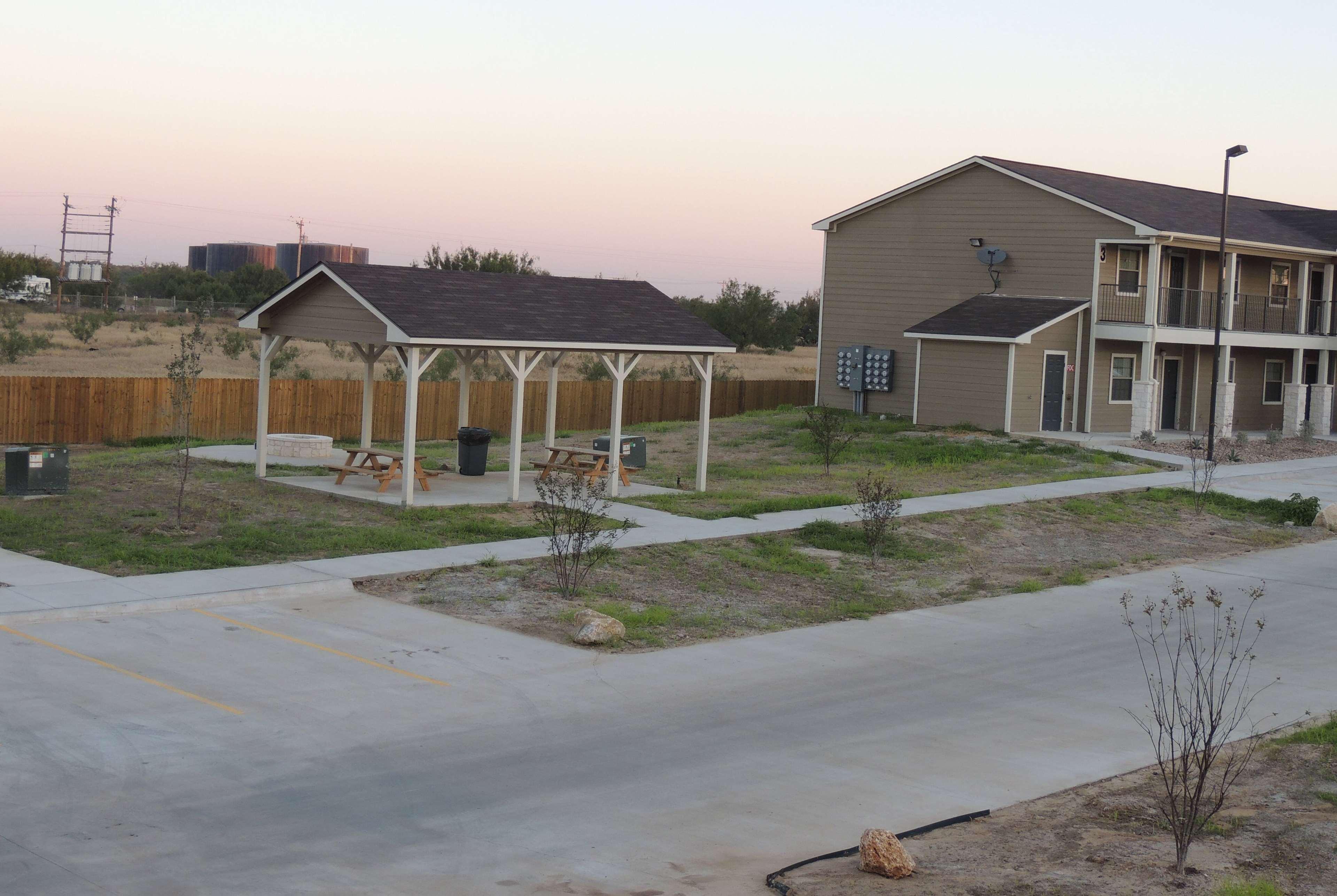 Eagles Den Suites Carrizo Springs A Travelodge