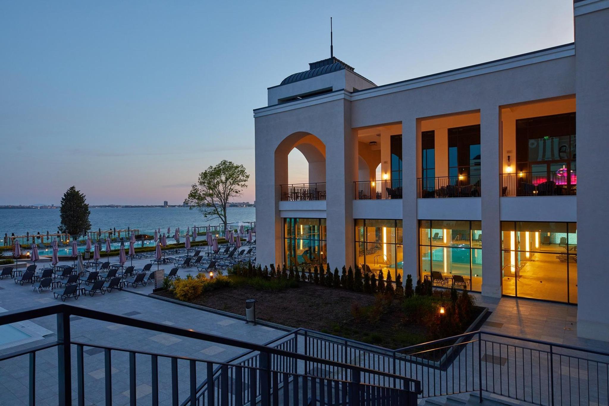 Exterior & Views