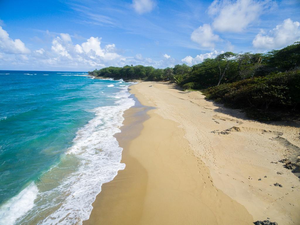 Foto de Playa perla marina con arena brillante superficie