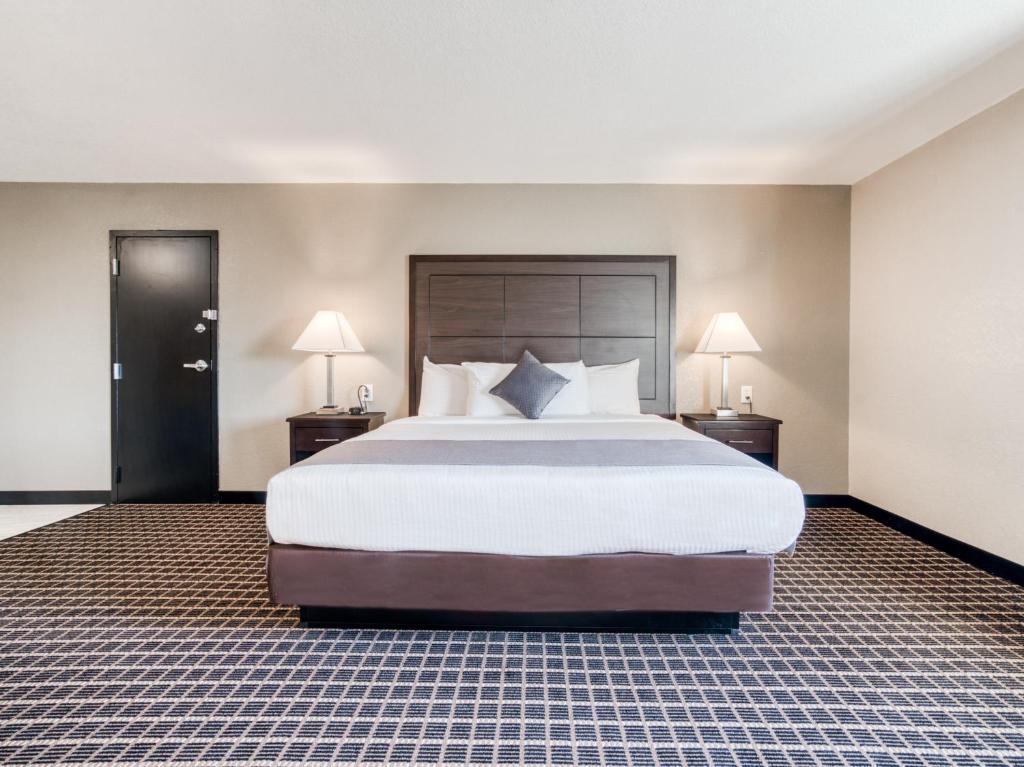Alexis Hotel & Banquets Dall Park Central