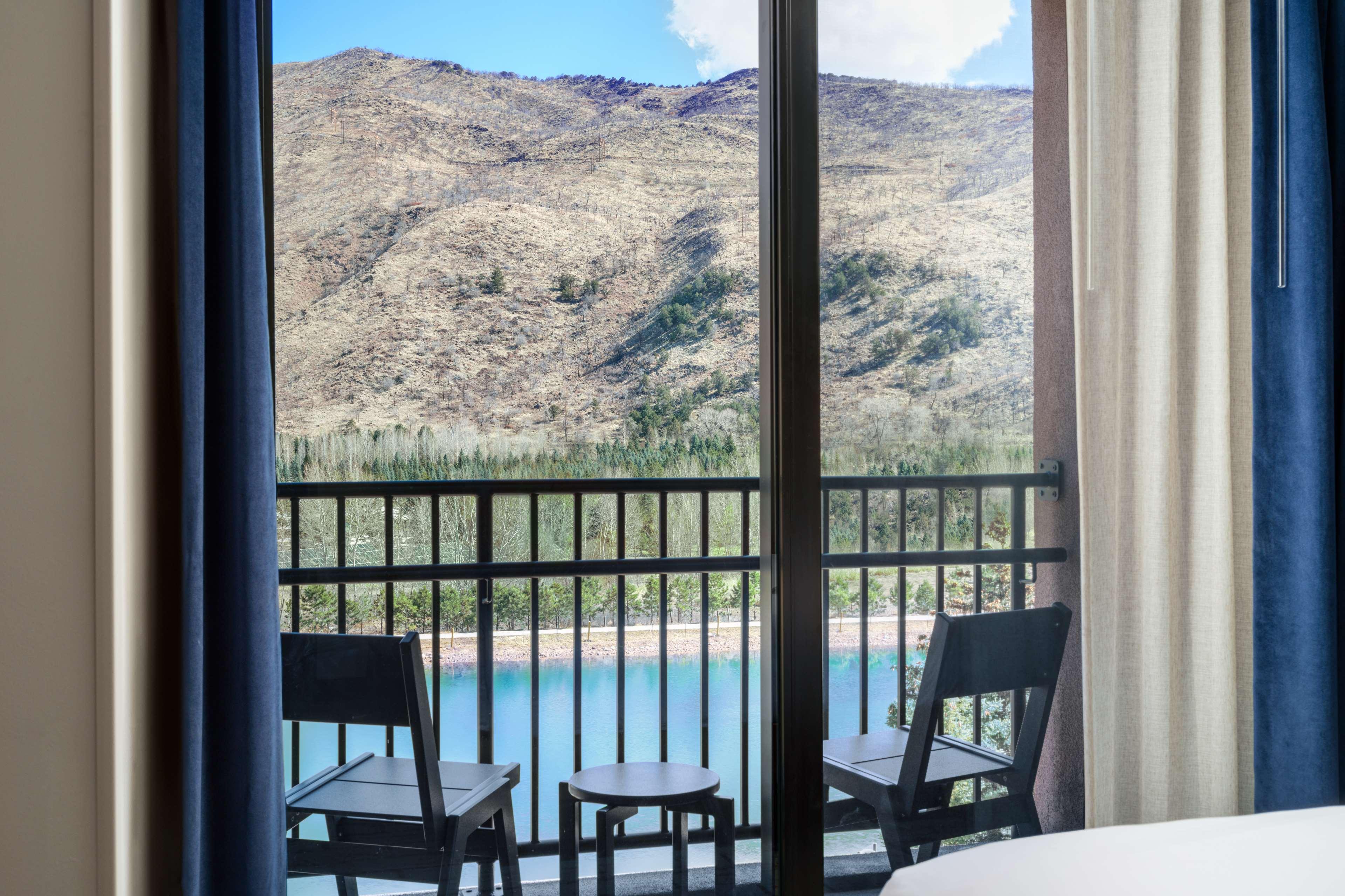 Hoffmann Basalt Aspen Tapestry Collection Hilton